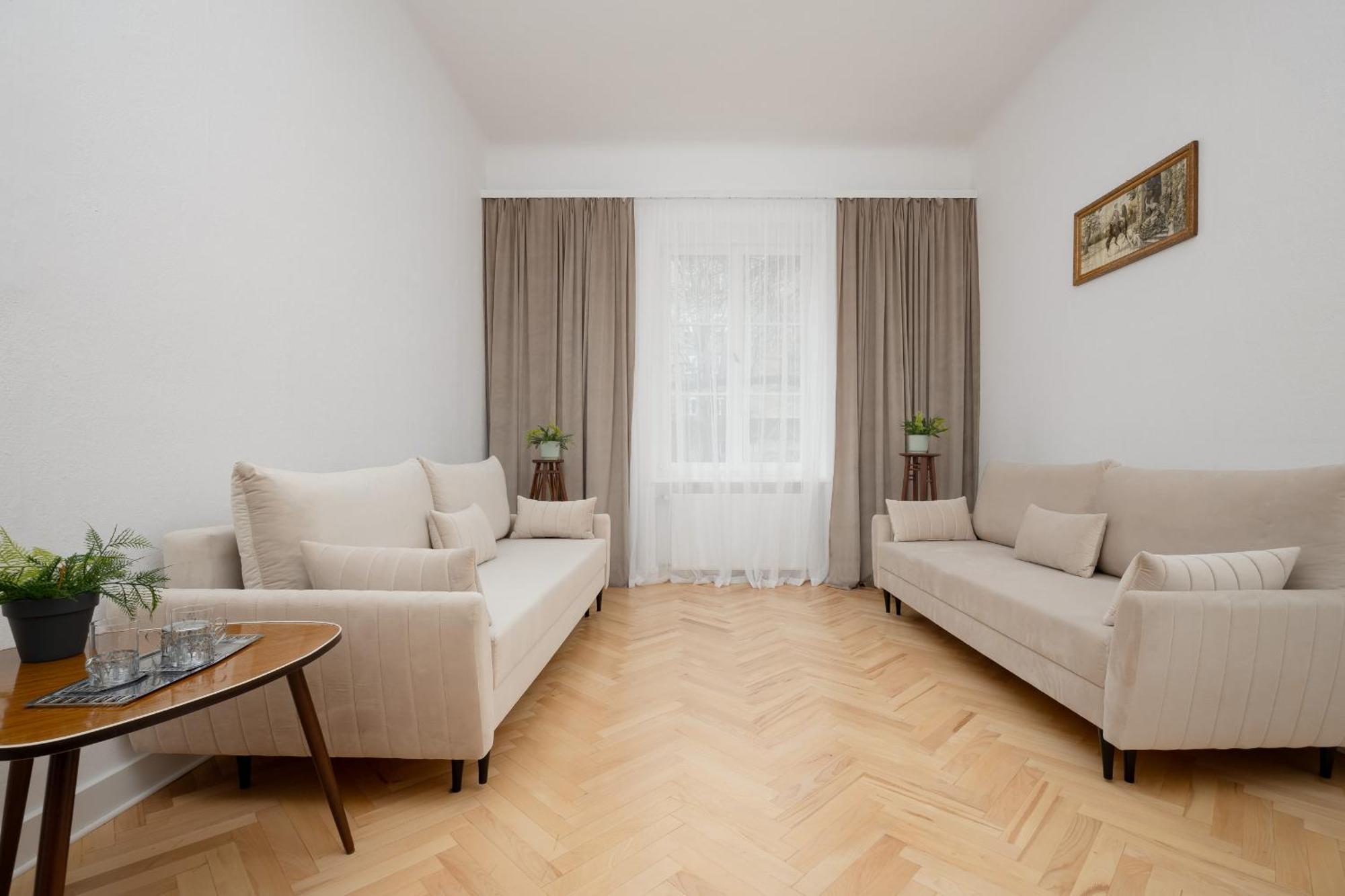Spacious Vintage 1930's Inspired By Renters Apartment Warsaw
