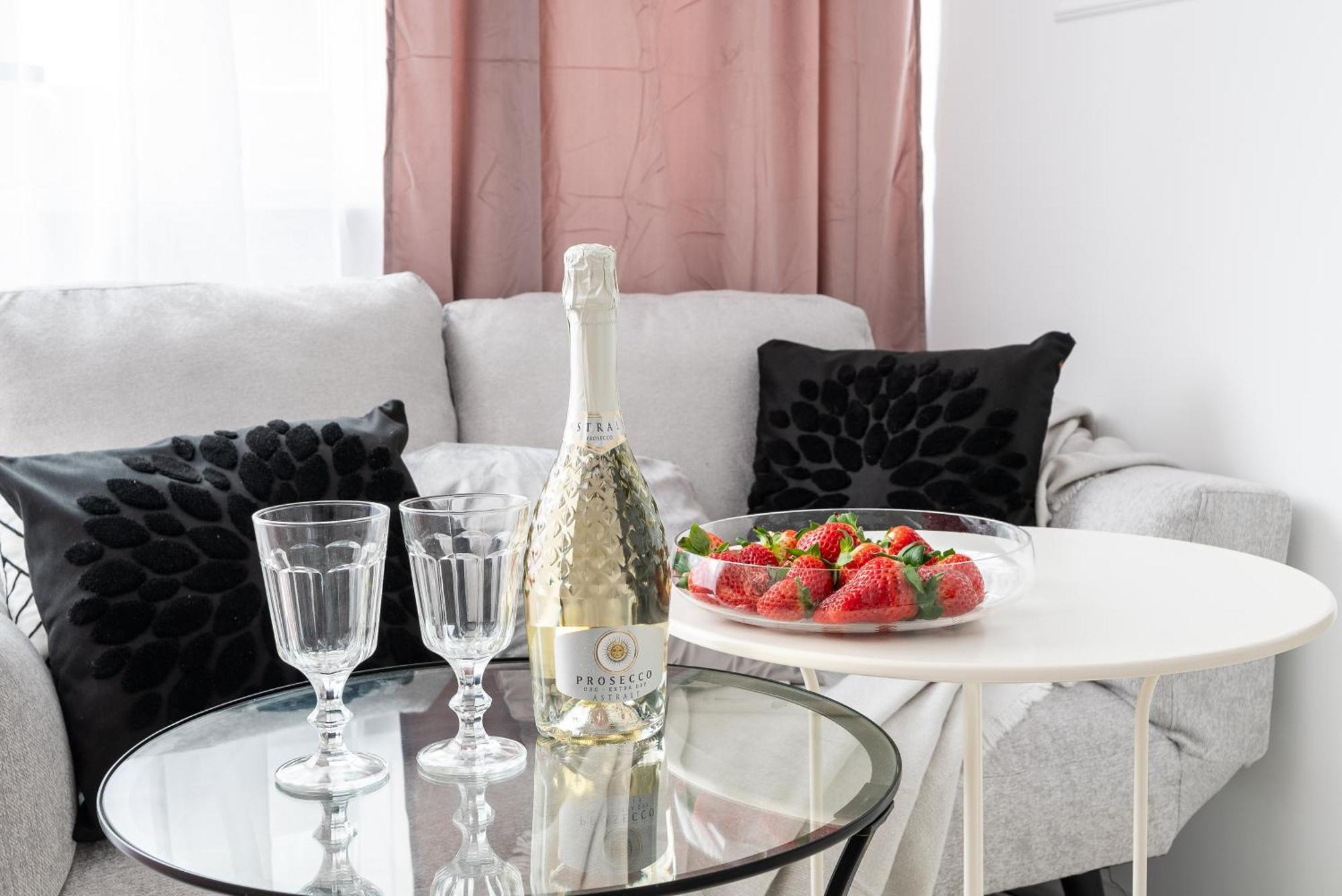 Air-conditioned Gatawaystudio 900m From Station, Parking On Site Apartment Warschau