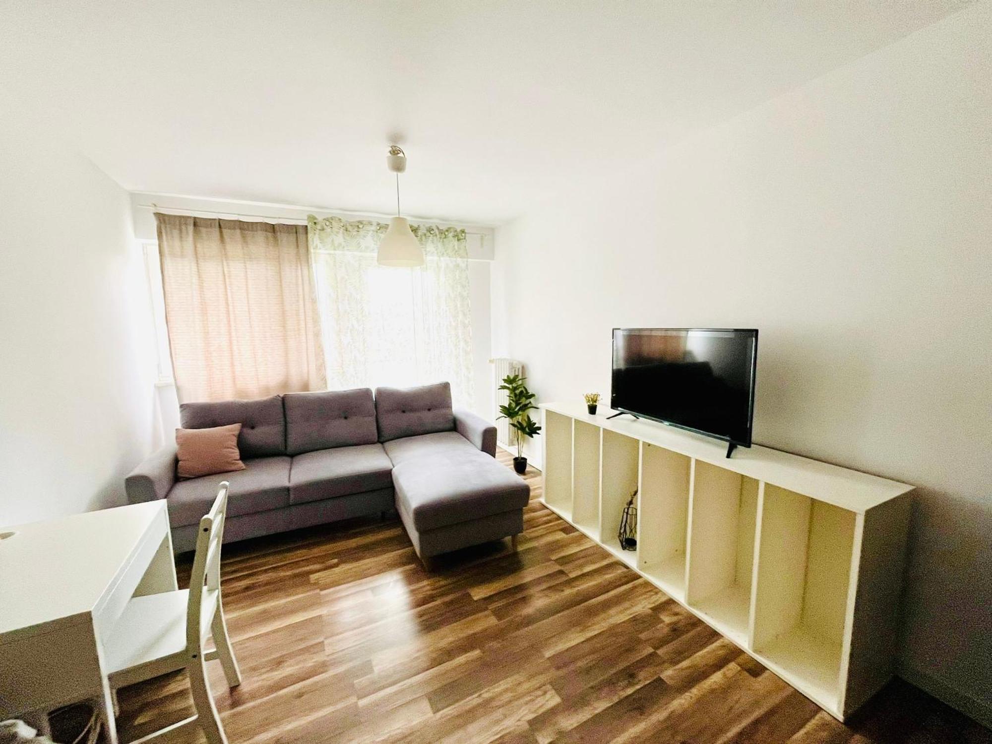 Workation, Centre, 4-5 Persons 3-4 Nights Offer, Nature Park Metro 1min , 15 Min Palac Kultury, Balcony, Quiet, Easy Parking Chroniony