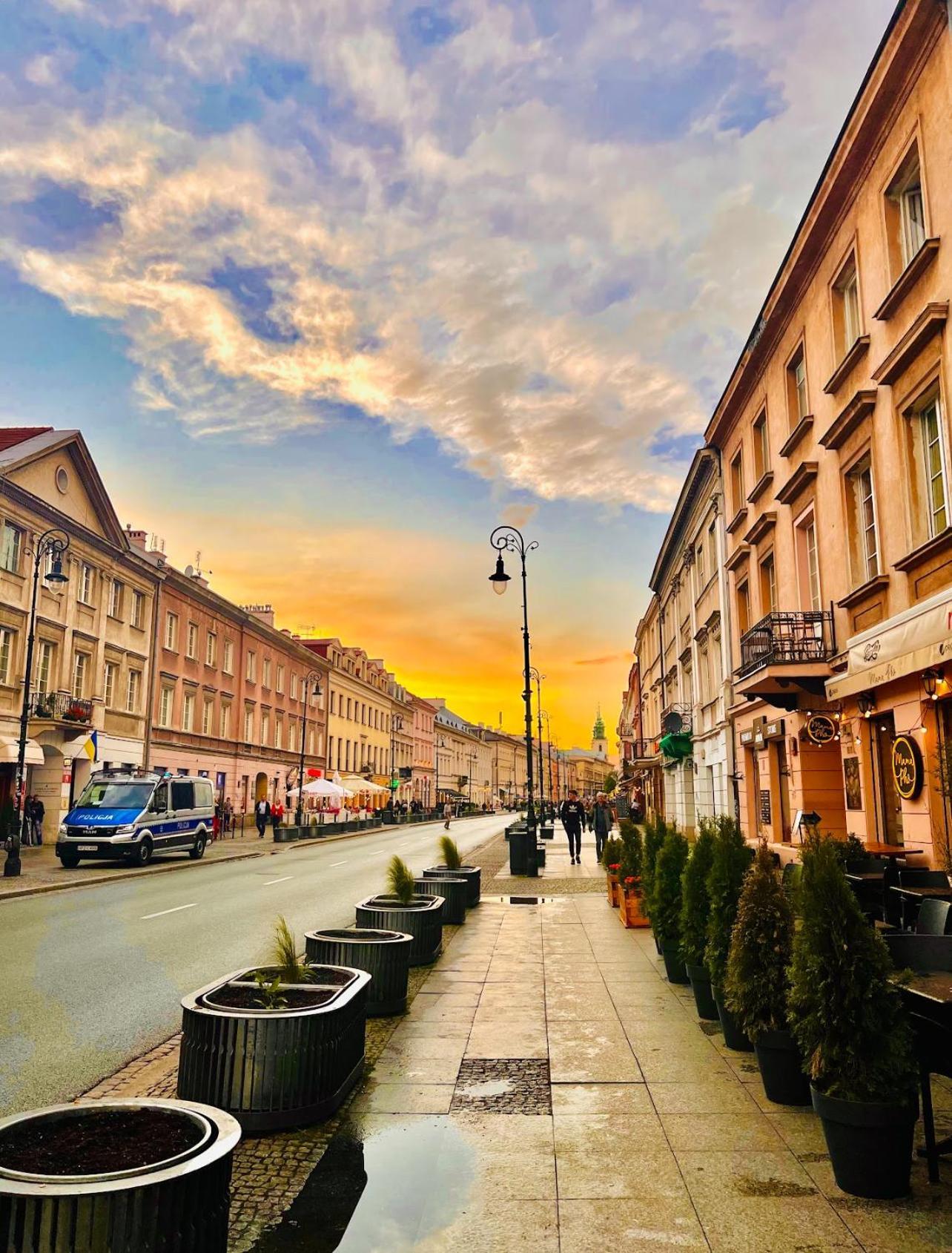 Apartment With Antique Furniture In The Old Town, Metro *