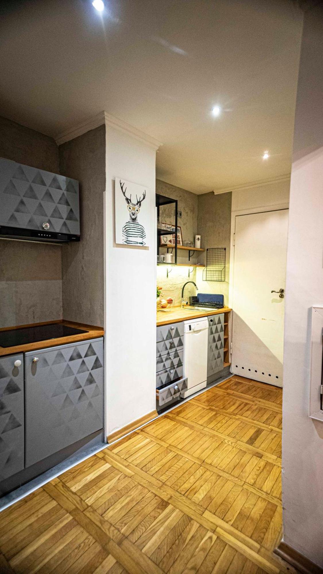 With Antique Furniture In The Old Town, Metro Apartment
