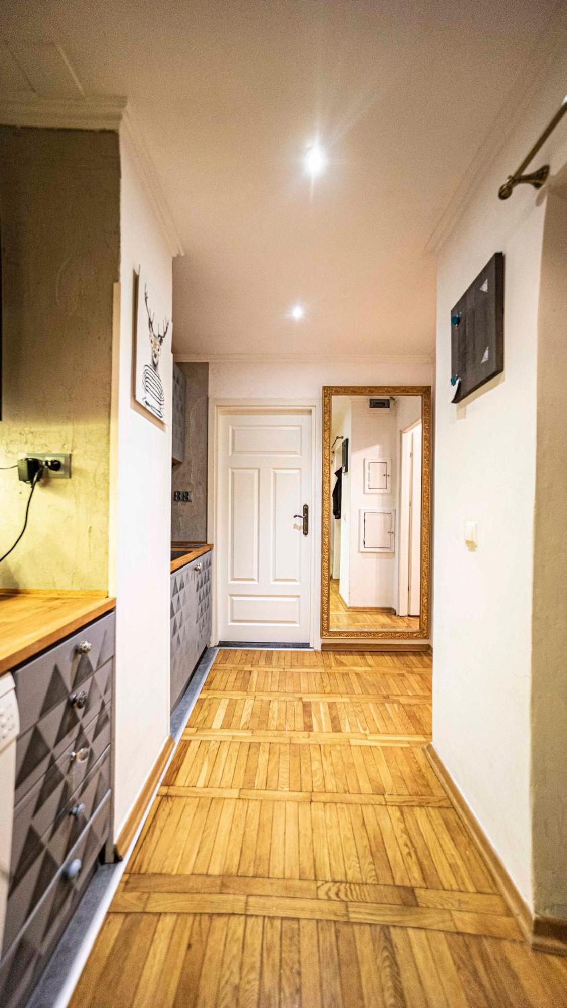 Apartment With Antique Furniture In The Old Town, Metro Warsaw