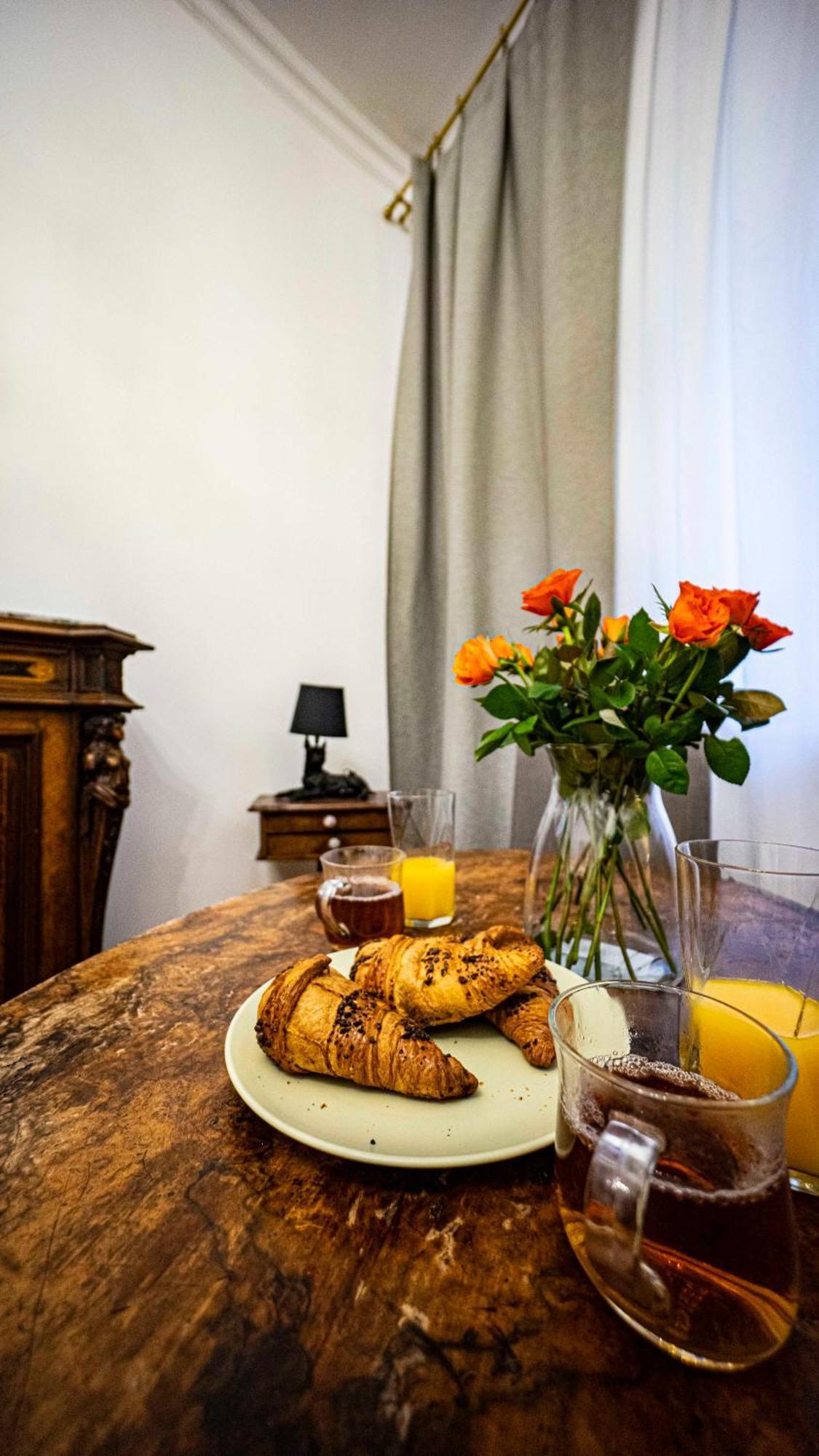 Apartment With Antique Furniture In The Old Town, Metro *