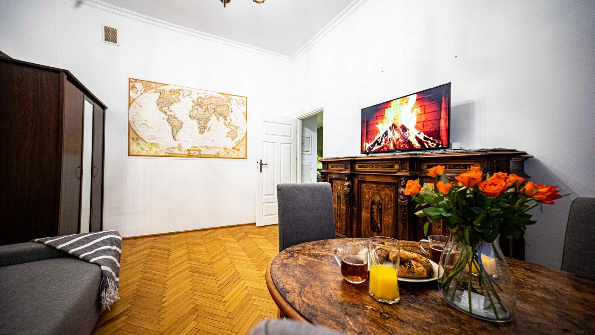 Apartment With Antique Furniture In The Old Town, Metro