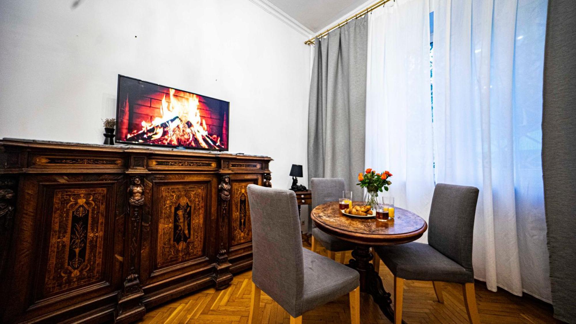 With Antique Furniture In The Old Town, Metro Apartment *