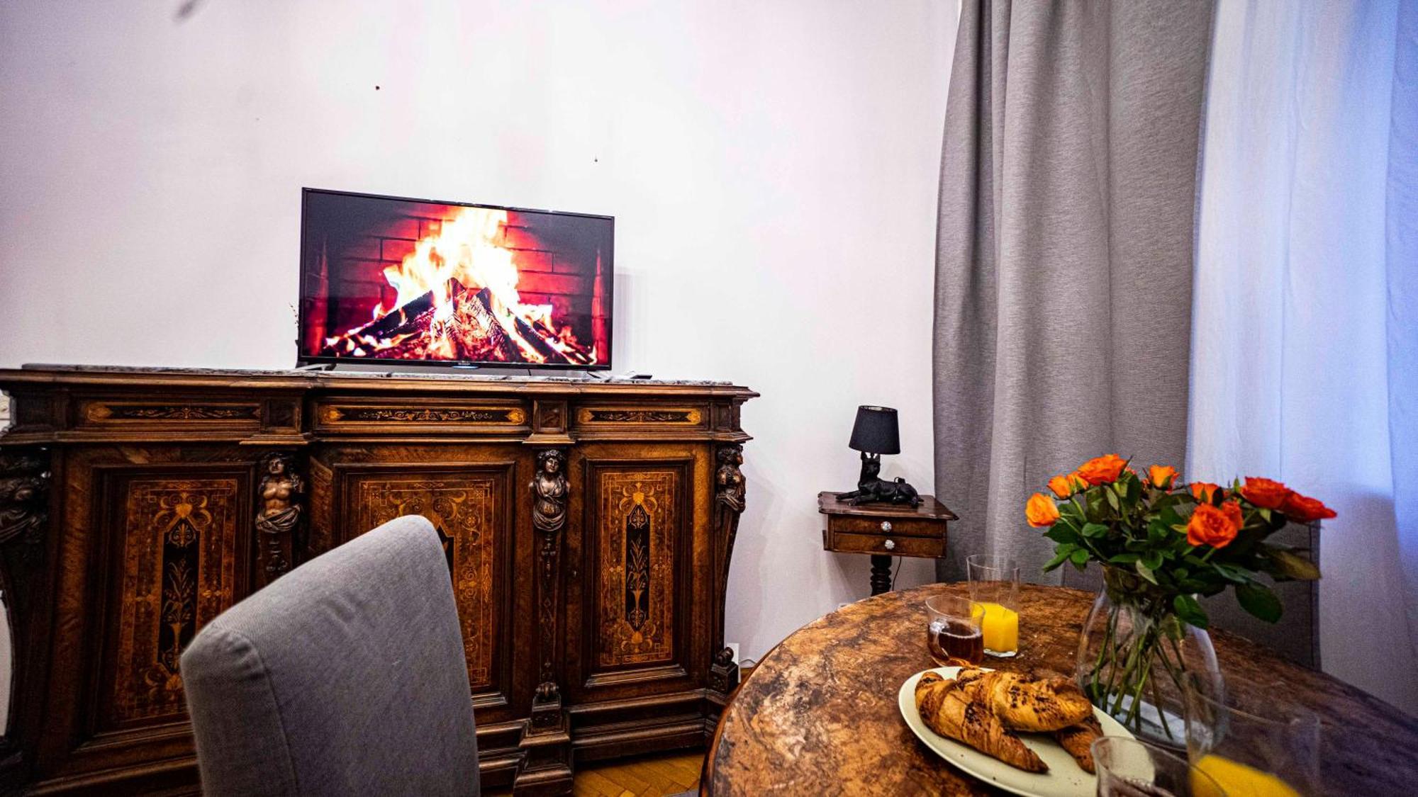 Apartment With Antique Furniture In The Old Town, Metro