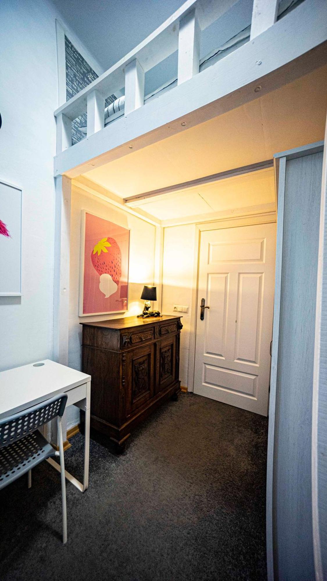 Apartment With Antique Furniture In The Old Town, Metro *