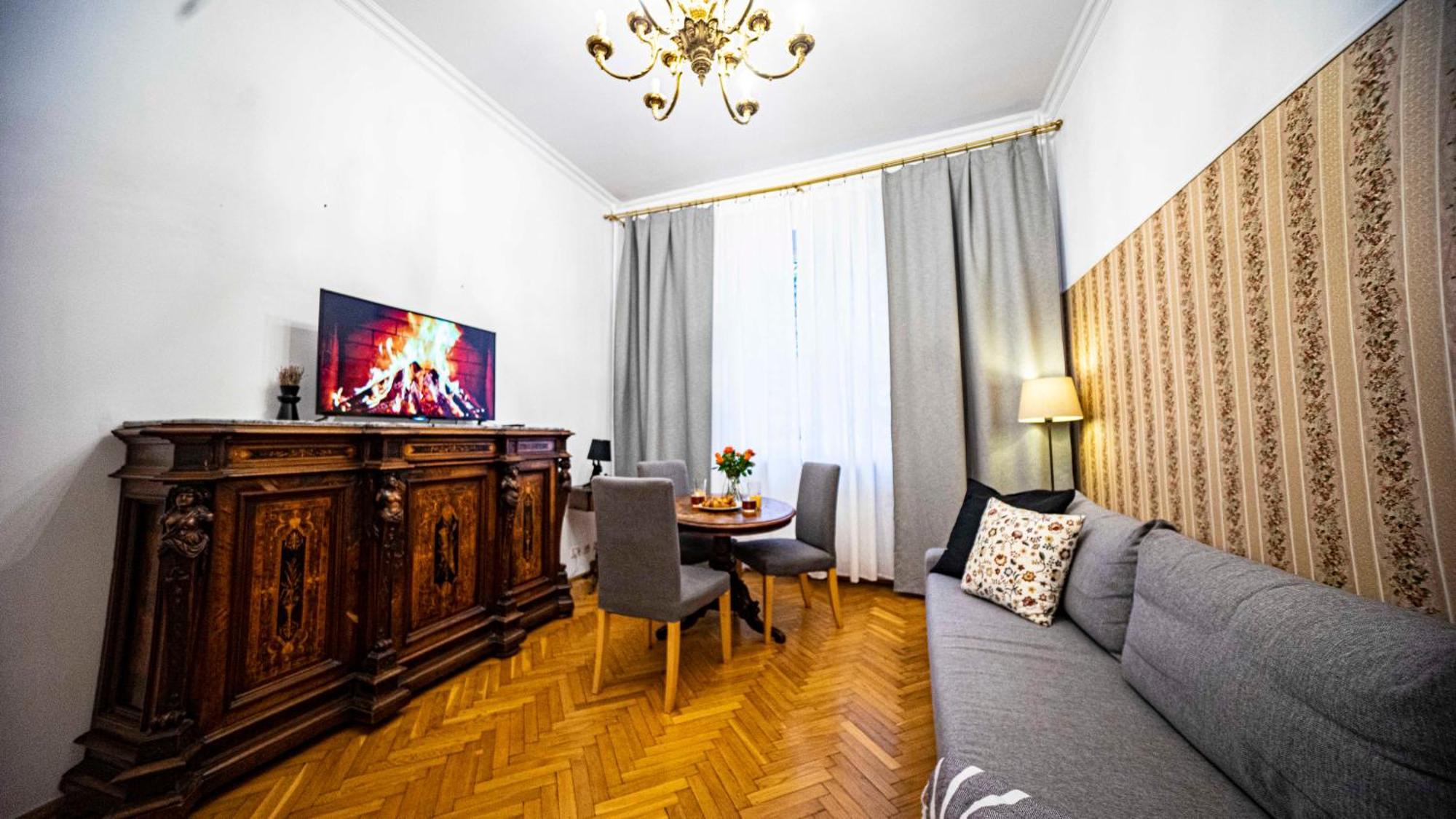Apartment With Antique Furniture In The Old Town, Metro