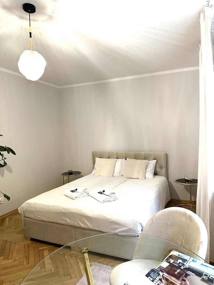 Art Deco Apartment *