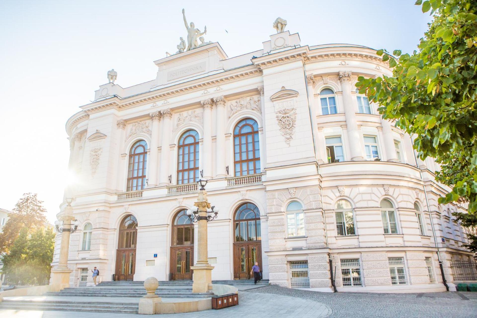 Oomph Vintage 2br Gem Steps From Politechnika *
