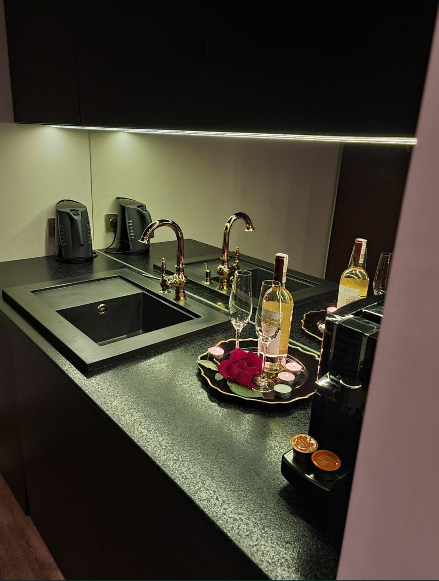 Black Swan Apartment