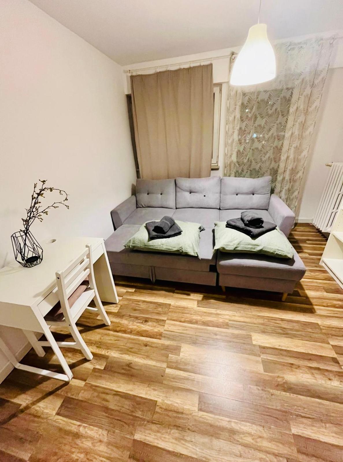Apartment Workation, Centre, 4-5 Persons 3-4 Nights Offer, Nature Park Metro 1min , 15 Min Palac Kultury, Balcony, Quiet, Easy Parking Chroniony