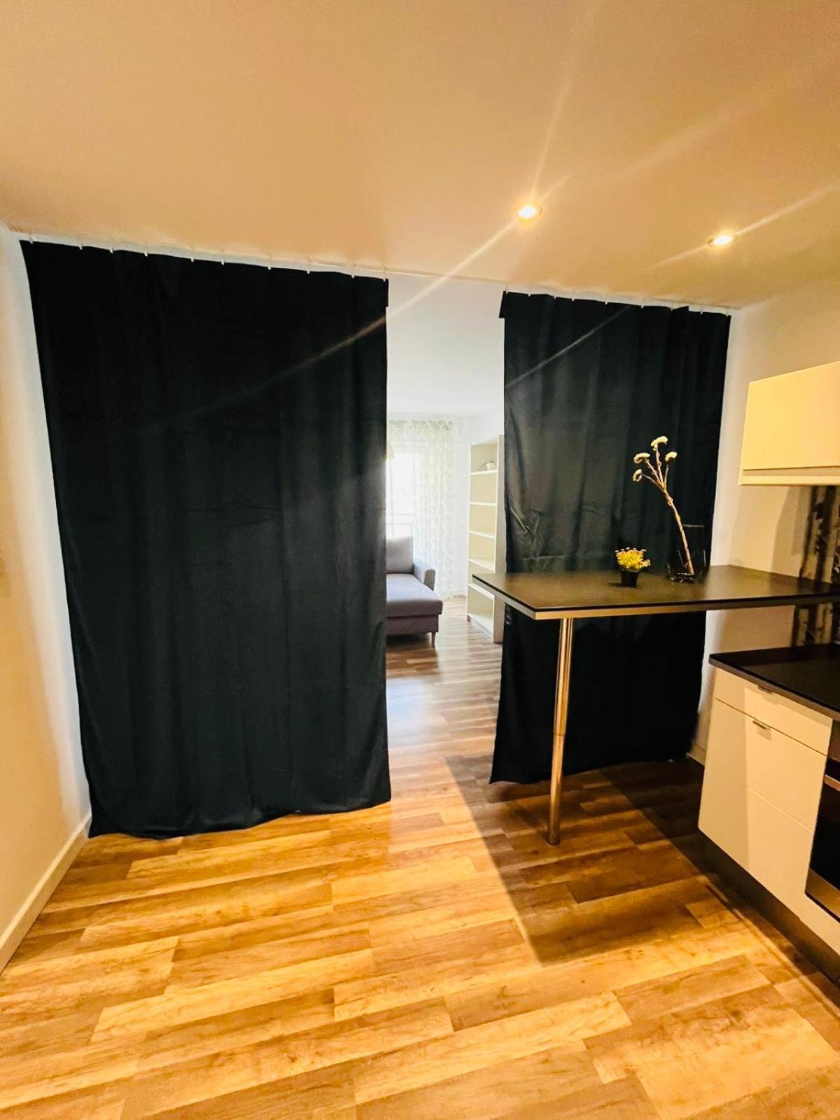 Workation, Centre, 4-5 Persons 3-4 Nights Offer, Nature Park Metro 1min , 15 Min Palac Kultury, Balcony, Quiet, Easy Parking Chroniony Apartment *