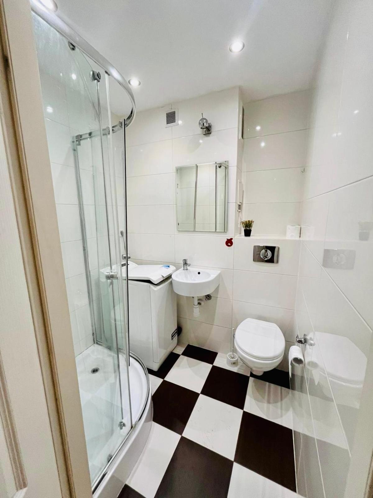 Workation, Centre, 4-5 Persons 3-4 Nights Offer, Nature Park Metro 1min , 15 Min Palac Kultury, Balcony, Quiet, Easy Parking Chroniony * Warsaw