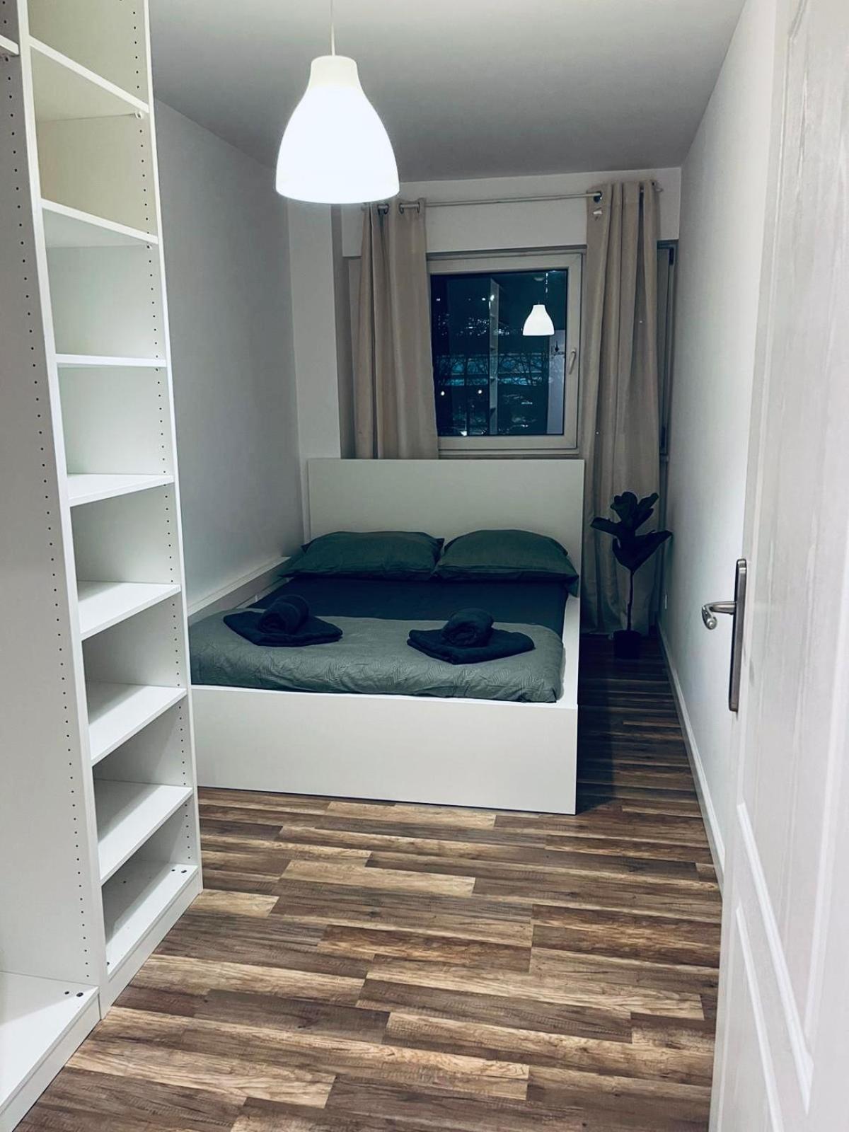 Workation, Centre, 4-5 Persons 3-4 Nights Offer, Nature Park Metro 1min , 15 Min Palac Kultury, Balcony, Quiet, Easy Parking Chroniony Warsaw