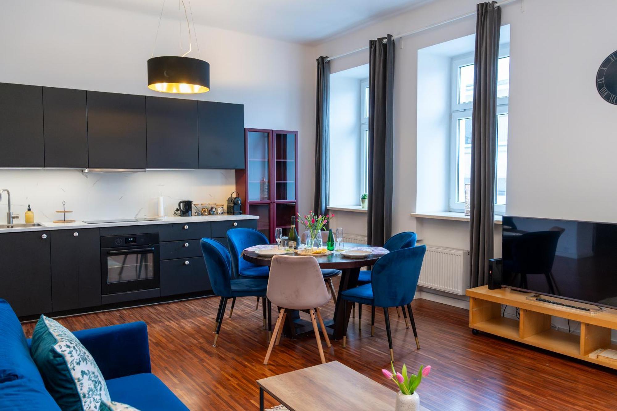 Mokotowska 7 *