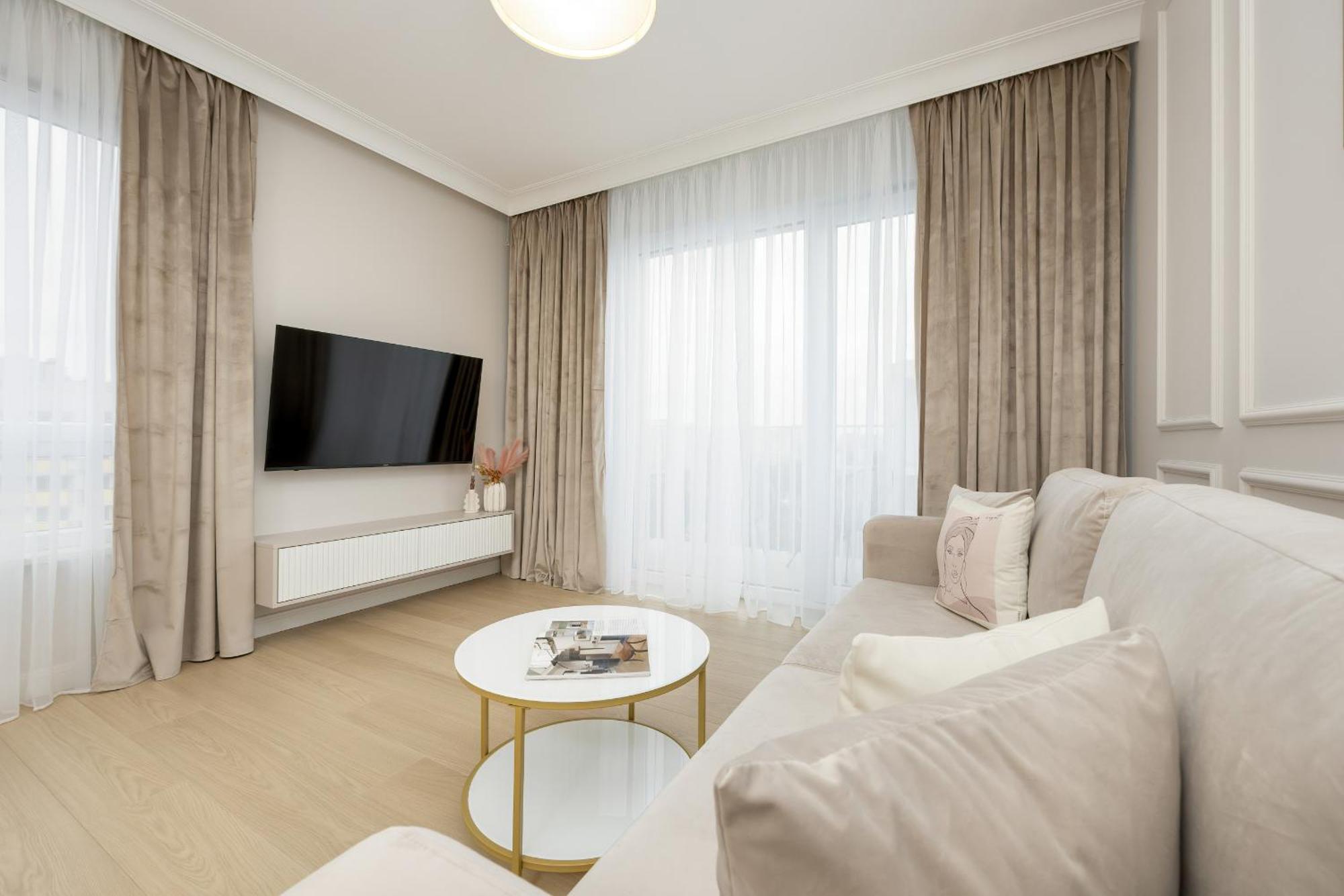 Stylish With Balcony 7th Floor By Renters Apartment