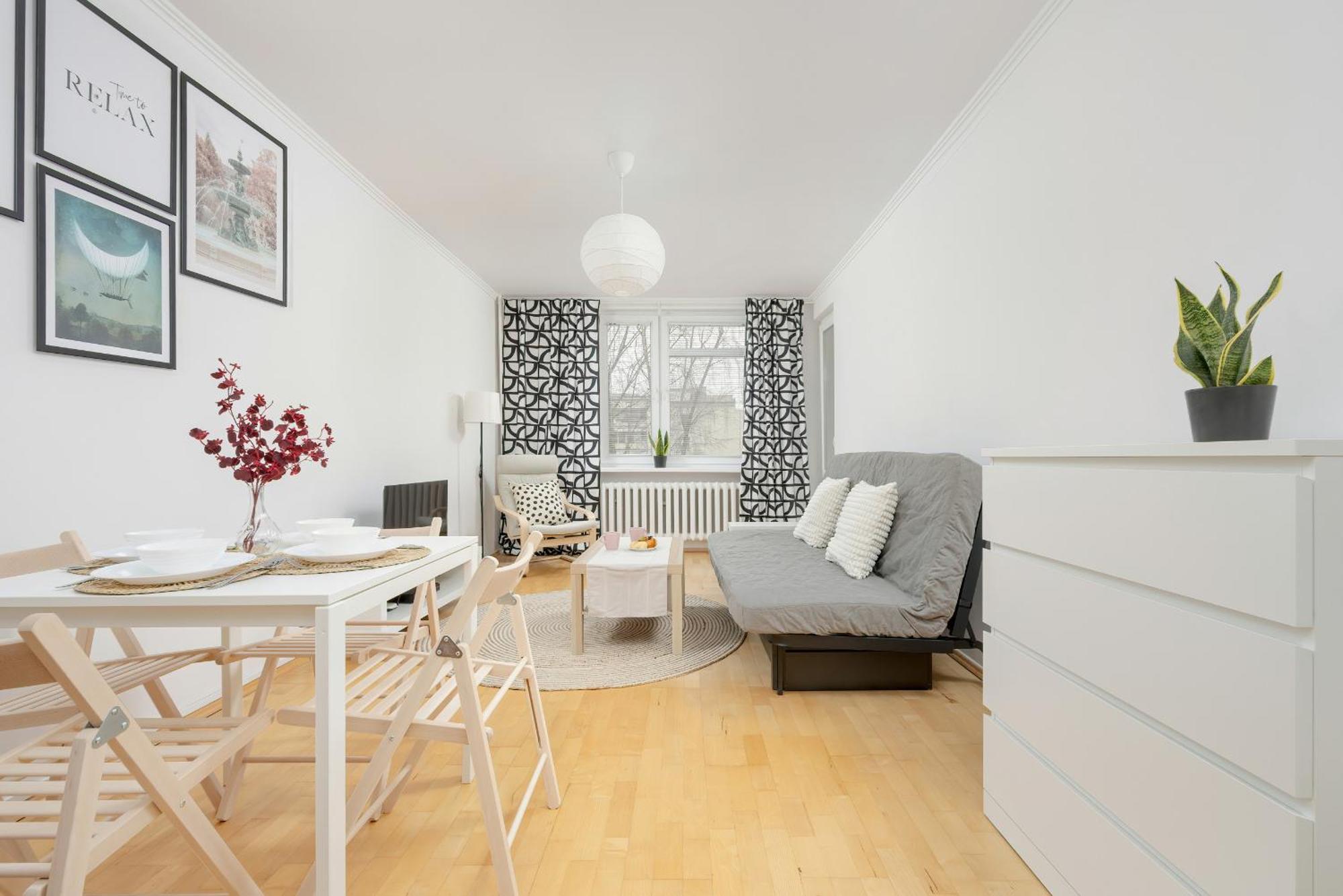 Beautiful & Bright Walowa With Balcony By Renters Apartment