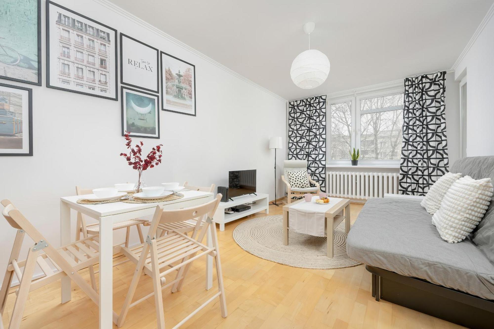 Beautiful & Bright Walowa With Balcony By Renters *
