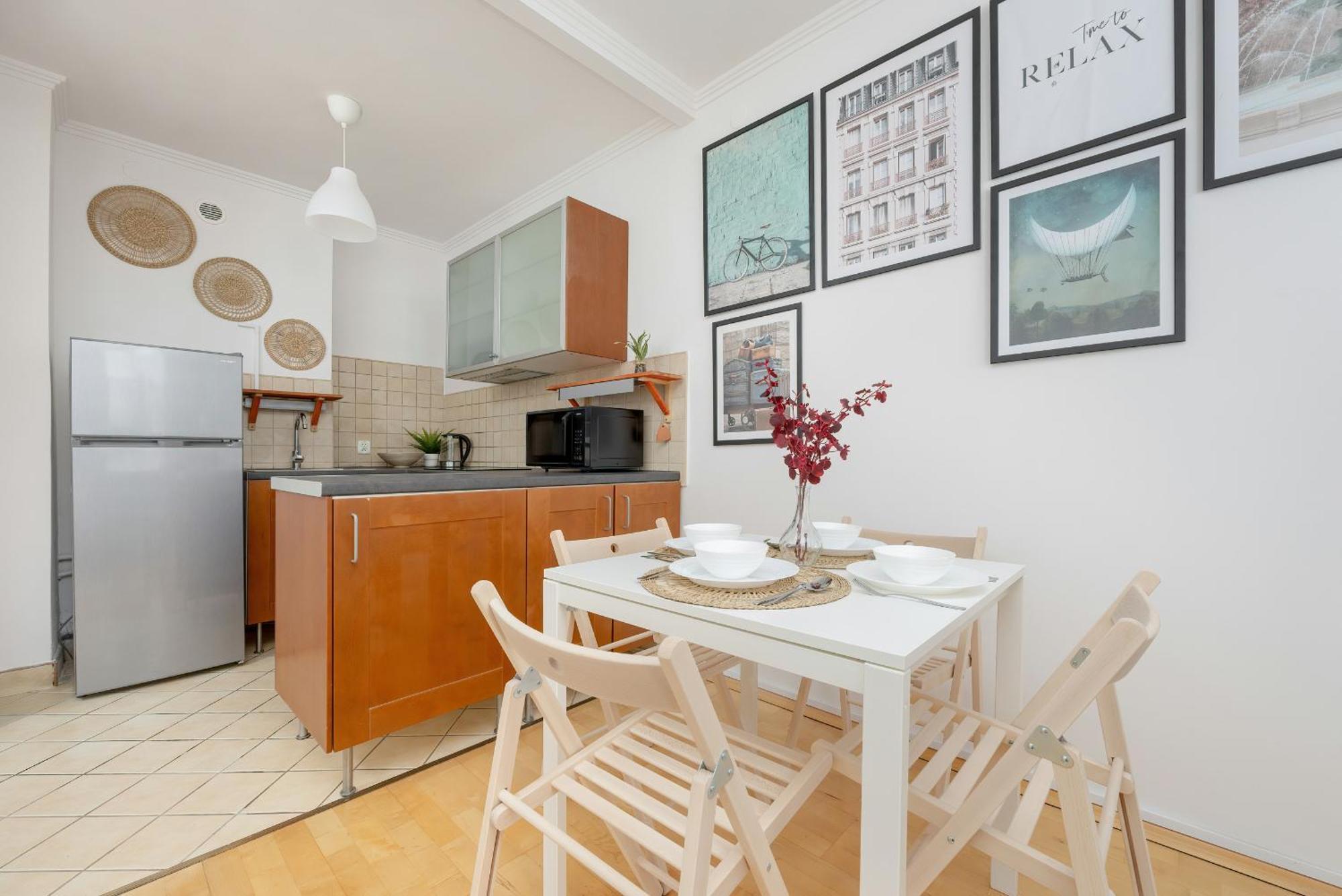 Beautiful & Bright Walowa With Balcony By Renters