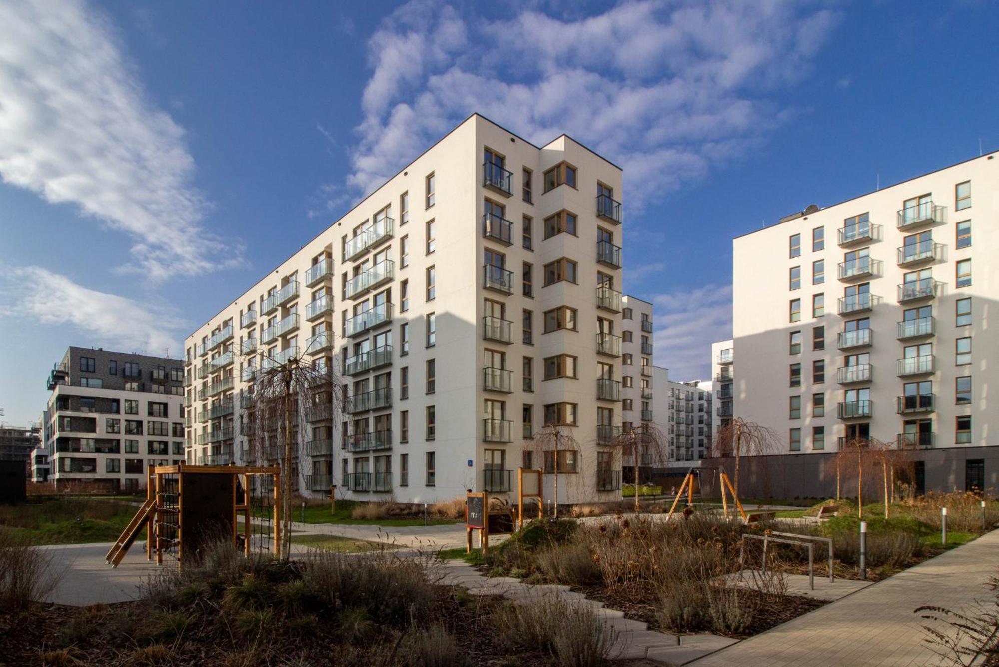 Apartment M&r Airport&business Wynalazek - Fast Wi-fi - Underground Garage - Self Check-in - Netflix - 6 Min From Chopin Airport