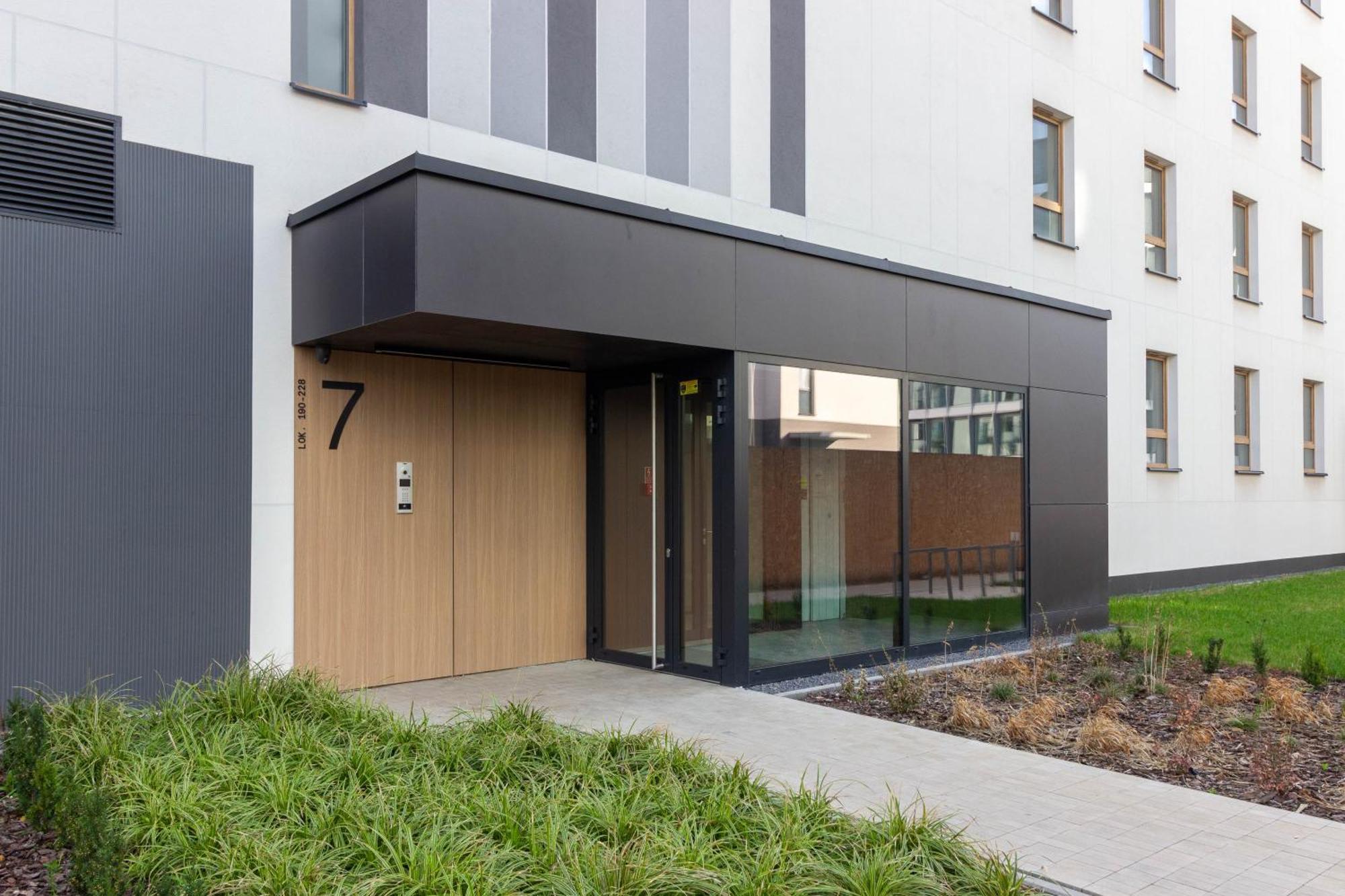 M&r Airport&business Wynalazek - Fast Wi-fi - Underground Garage - Self Check-in - Netflix - 6 Min From Chopin Airport Warsaw