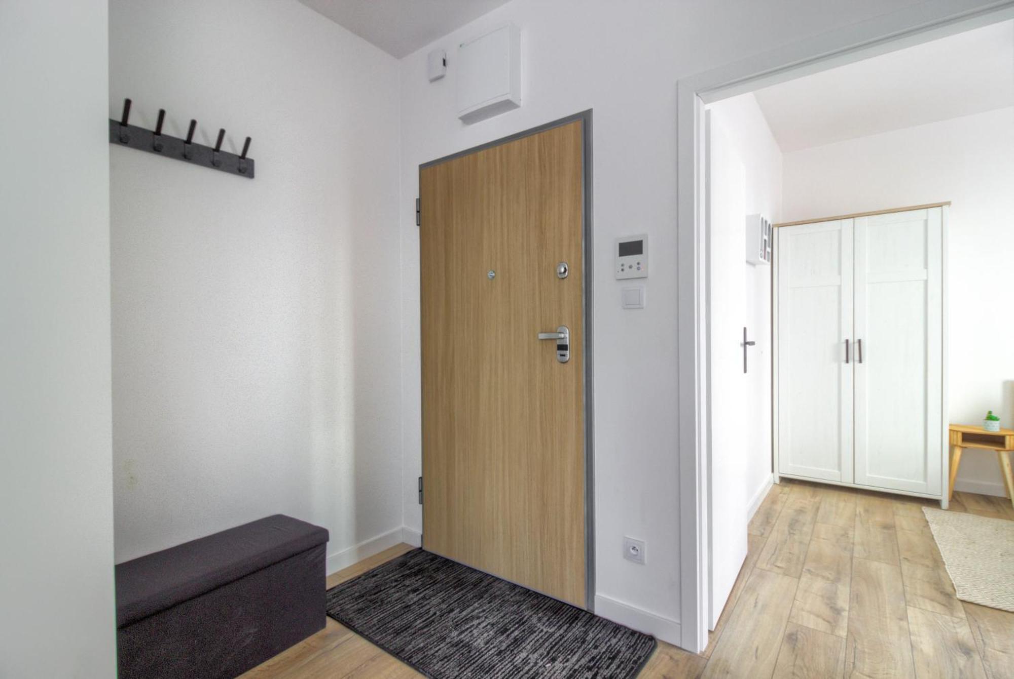 M&r Airport&business Wynalazek - Fast Wi-fi - Underground Garage - Self Check-in - Netflix - 6 Min From Chopin Airport Apartment *