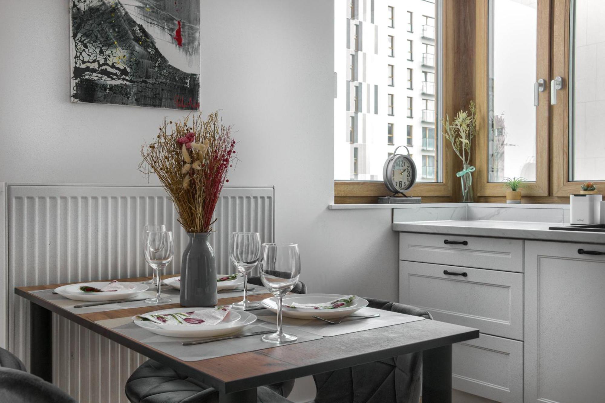 Apartment M&r Airport&business Wynalazek - Fast Wi-fi - Underground Garage - Self Check-in - Netflix - 6 Min From Chopin Airport Warsaw