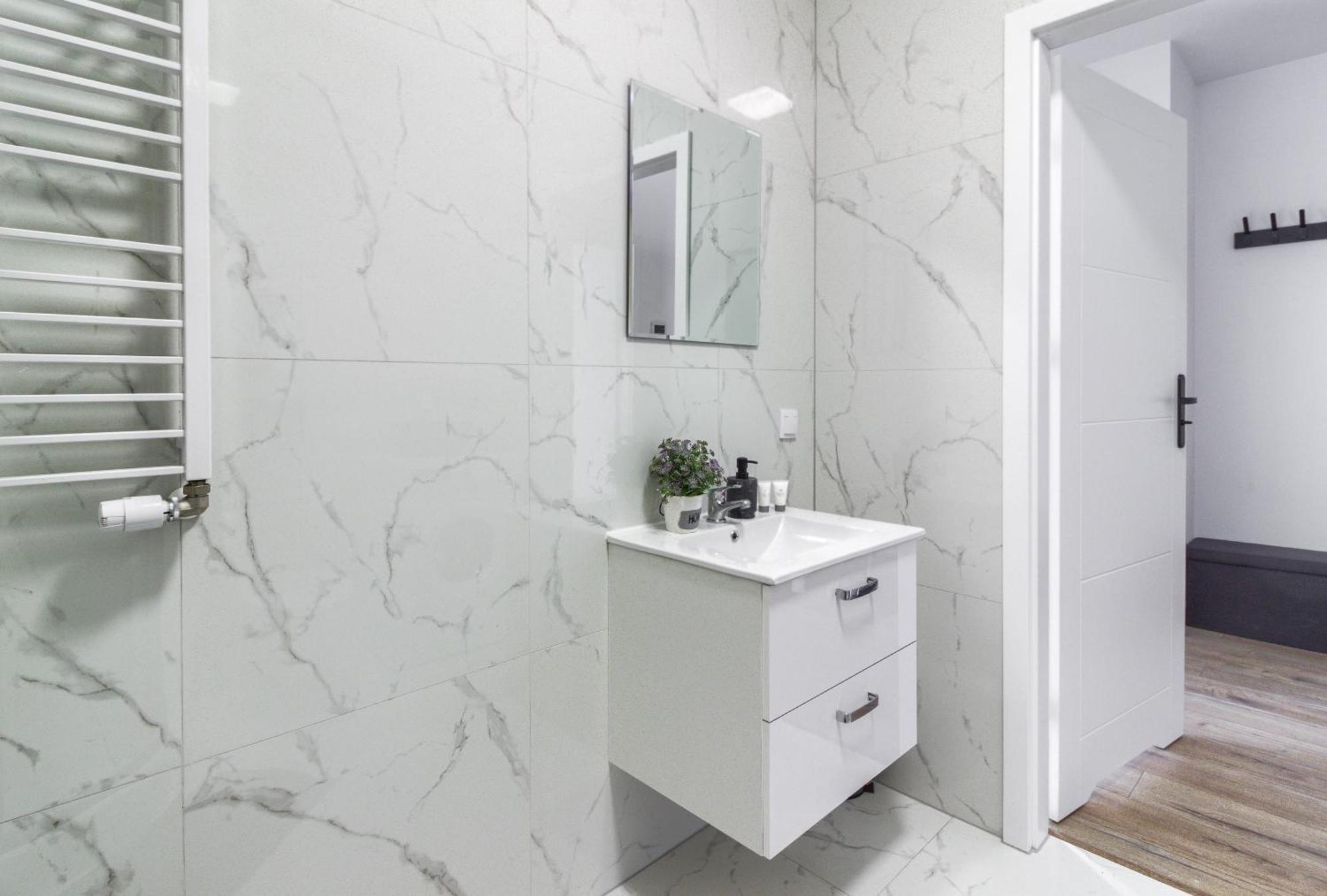 M&r Airport&business Wynalazek - Fast Wi-fi - Underground Garage - Self Check-in - Netflix - 6 Min From Chopin Airport