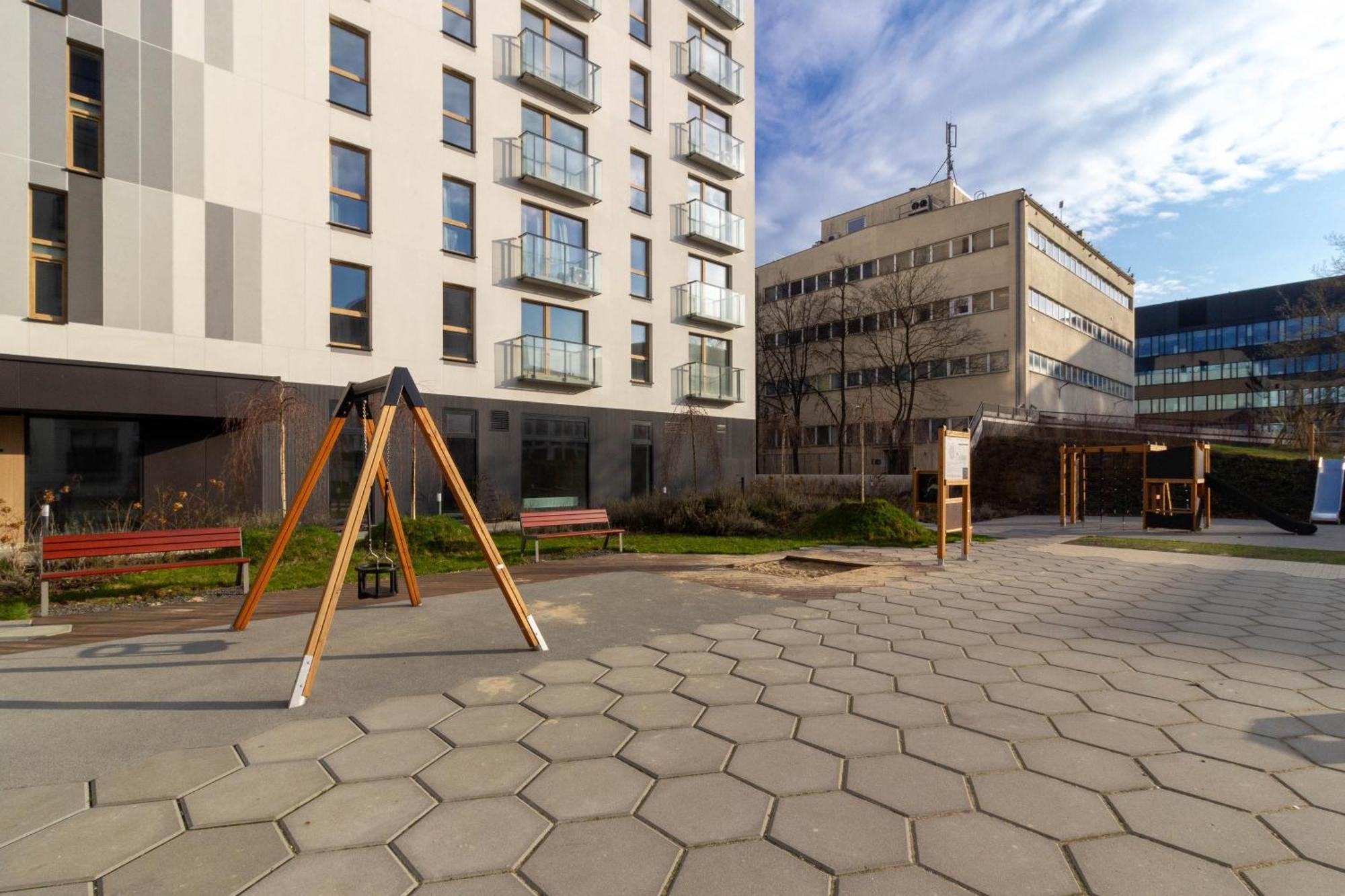 Apartment M&r Airport&business Wynalazek - Fast Wi-fi - Underground Garage - Self Check-in - Netflix - 6 Min From Chopin Airport
