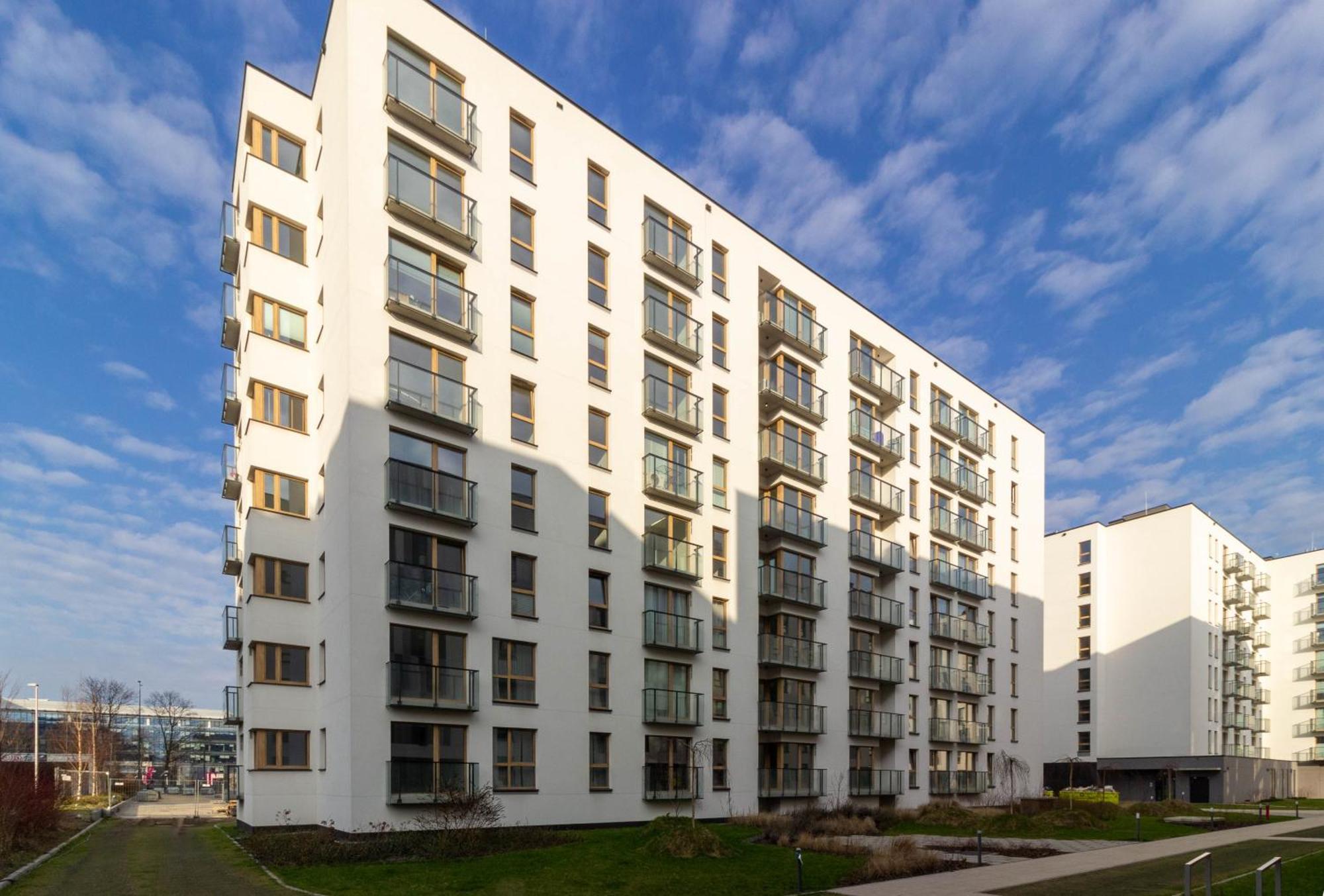 Apartment M&r Airport&business Wynalazek - Fast Wi-fi - Underground Garage - Self Check-in - Netflix - 6 Min From Chopin Airport Warsaw