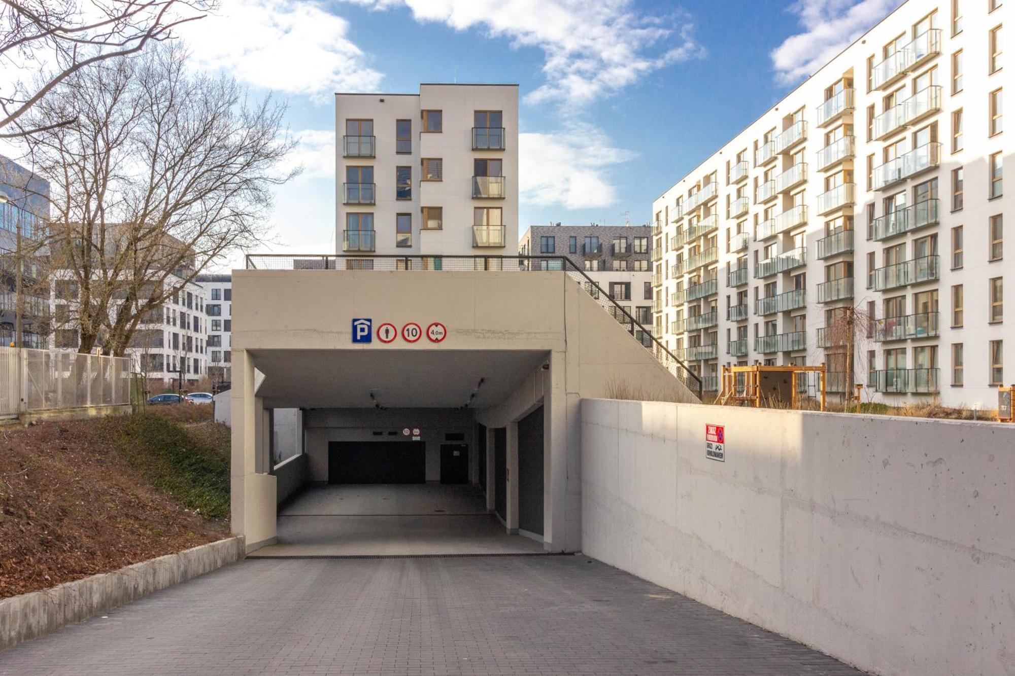 M&r Airport&business Wynalazek - Fast Wi-fi - Underground Garage - Self Check-in - Netflix - 6 Min From Chopin Airport Apartment Warsaw