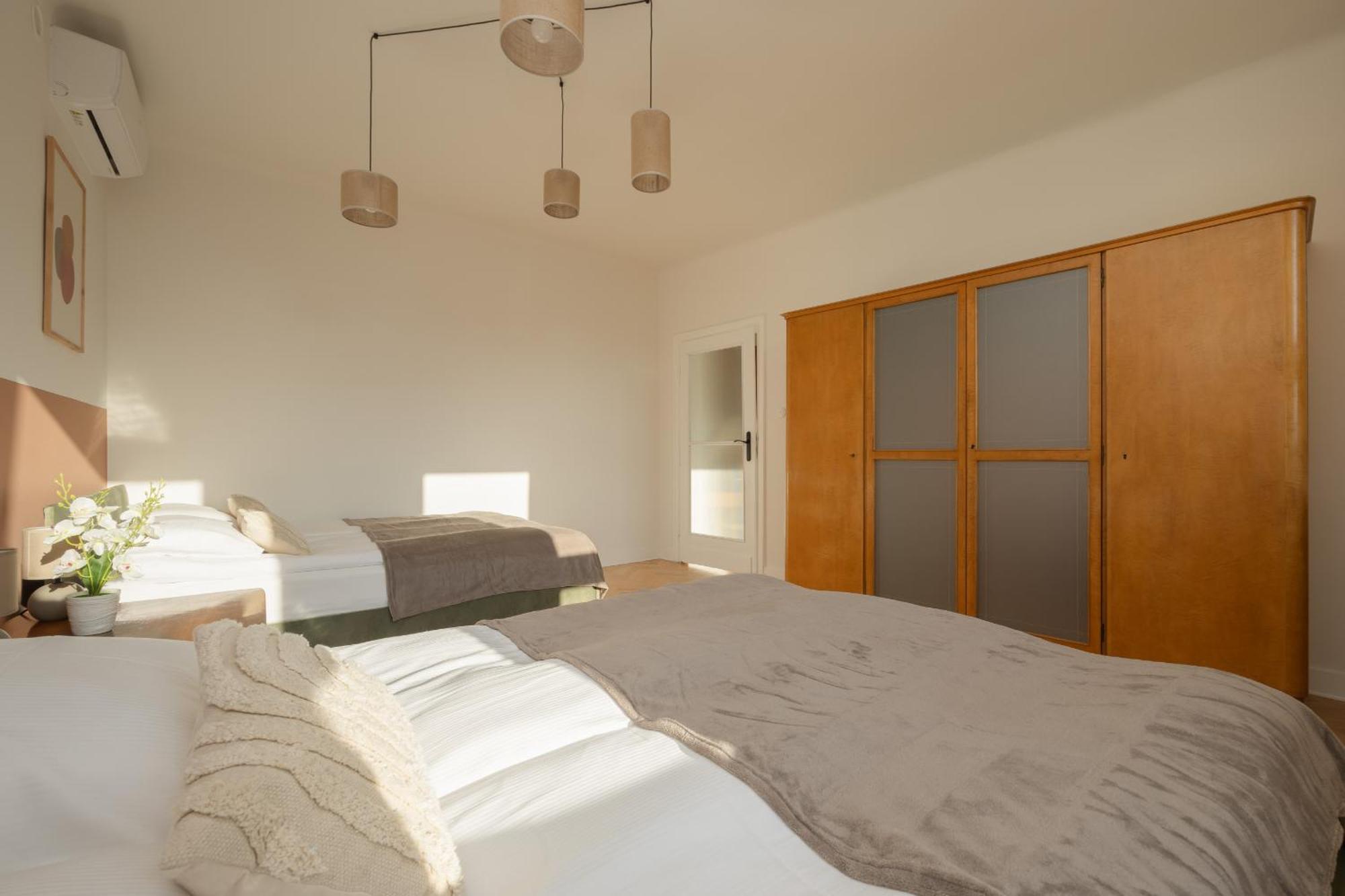 Apartment For 6 People Near Royal Baths Park By Renters Prestige *