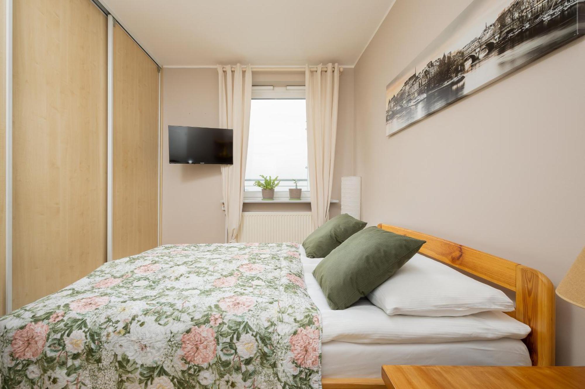 Floral With Balcony Near Gdanska By Renters *