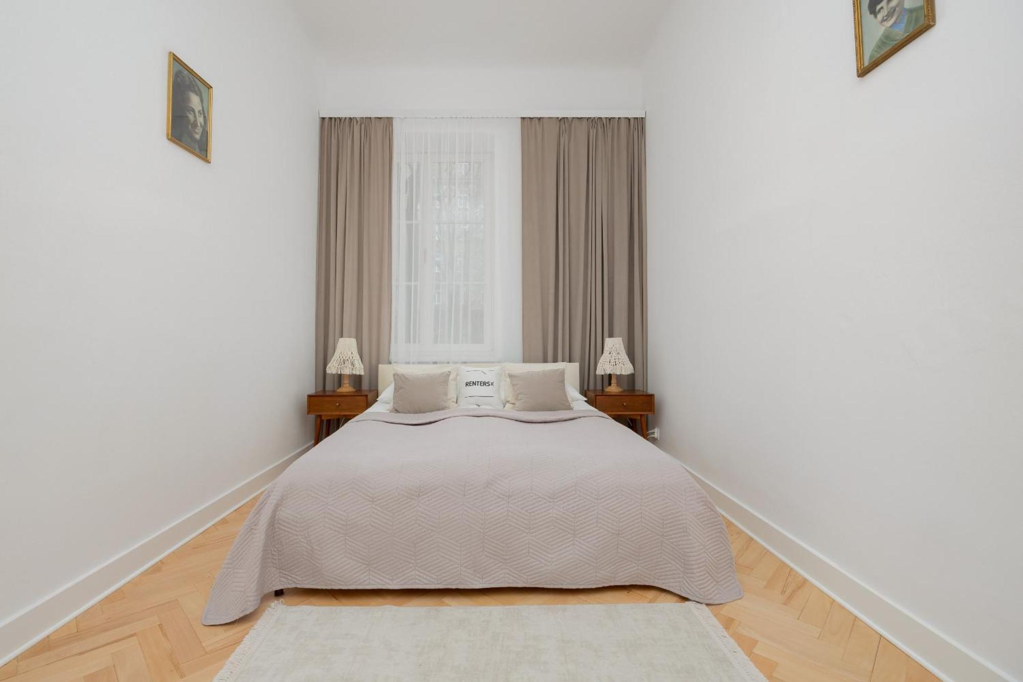 Spacious Vintage 1930's Inspired By Renters