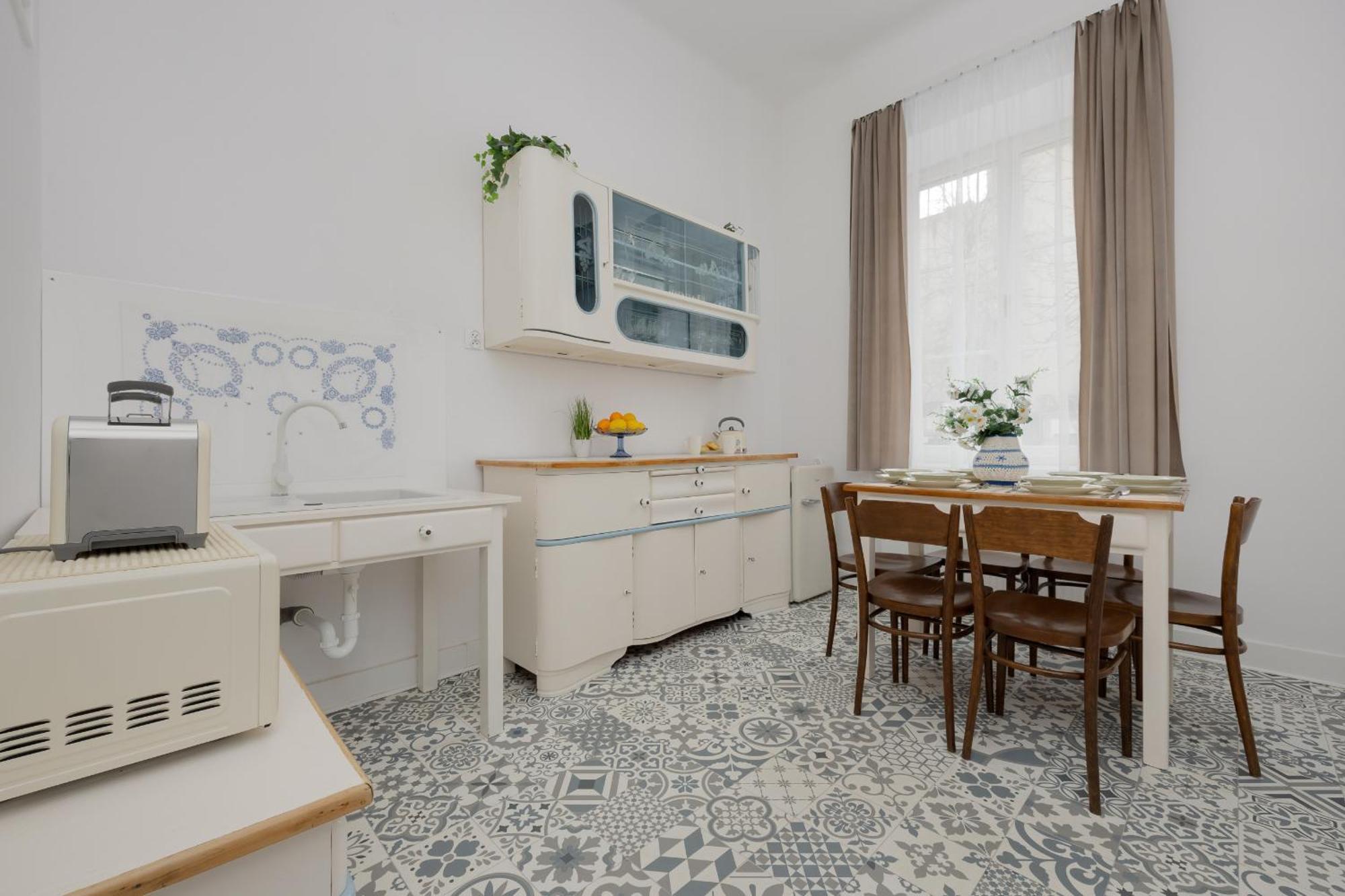 Spacious Vintage 1930's Inspired By Renters Warsaw