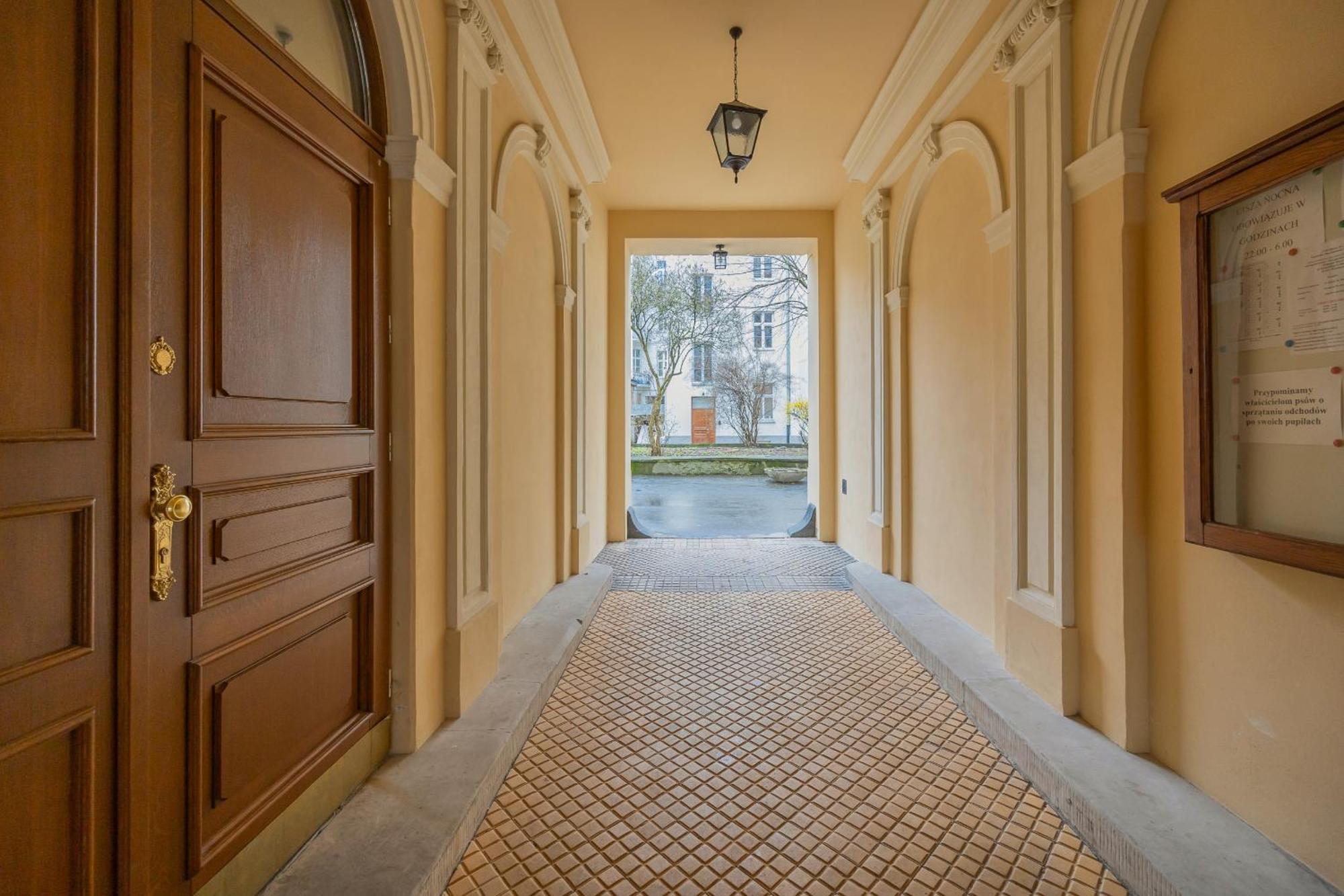 Spacious Vintage 1930's Inspired By Renters