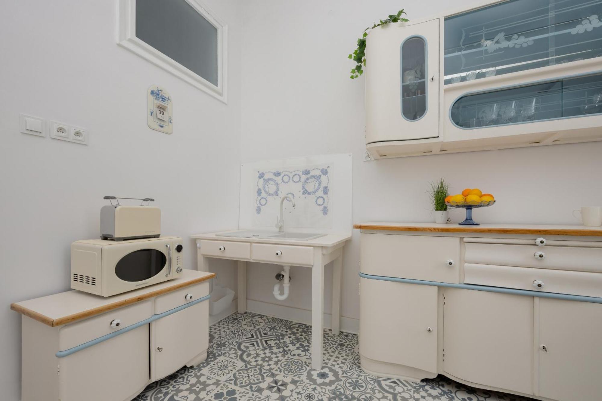 Spacious Vintage 1930's Inspired By Renters Apartment *