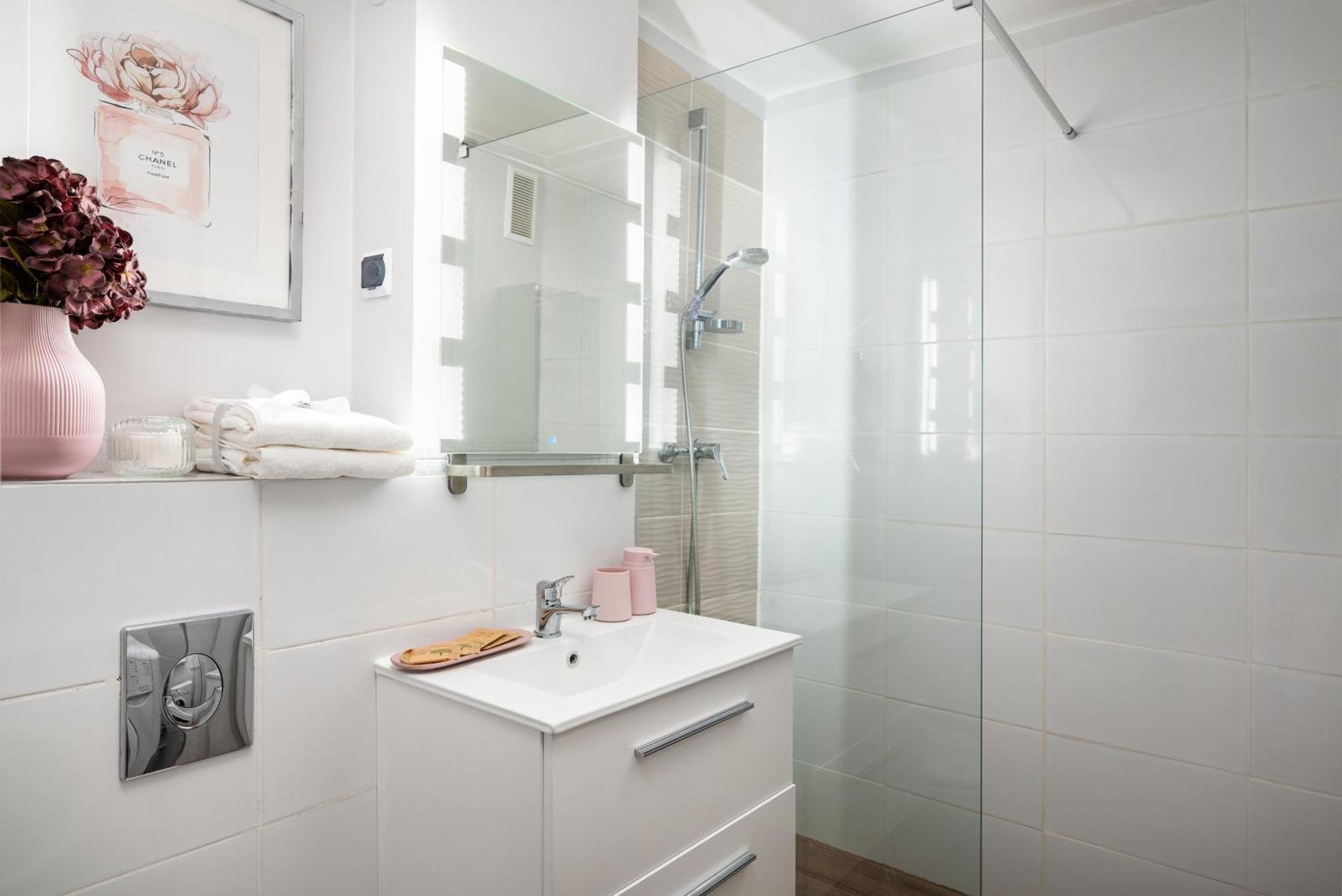 Air-conditioned Gatawaystudio 900m From Station, Parking On Site Apartment *
