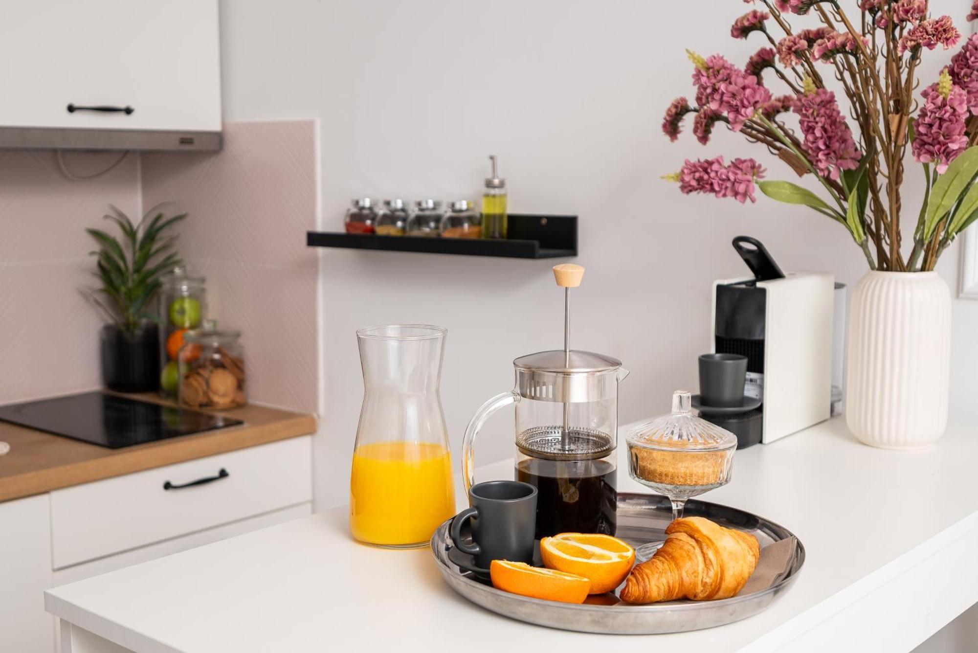 Apartment Air-conditioned Gatawaystudio 900m From Station, Parking On Site
