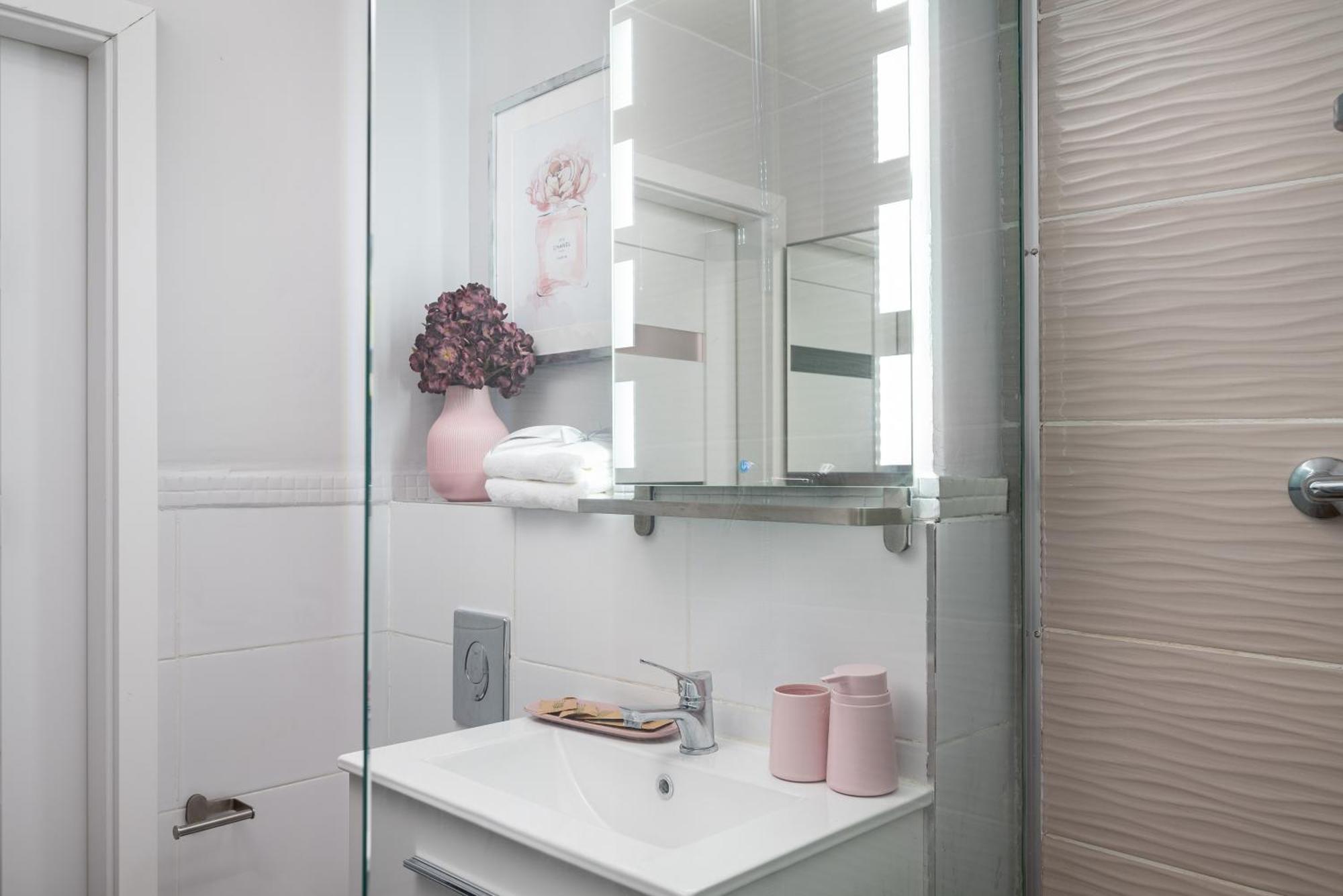 Air-conditioned Gatawaystudio 900m From Station, Parking On Site Apartment *