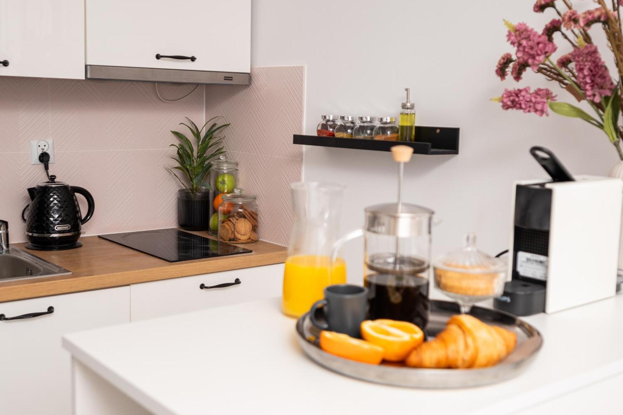 Apartment Air-conditioned Gatawaystudio 900m From Station, Parking On Site