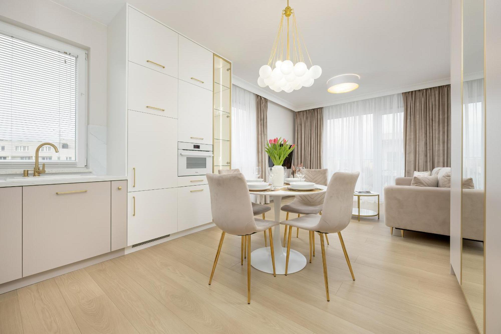 Stylish With Balcony 7th Floor By Renters Apartment *