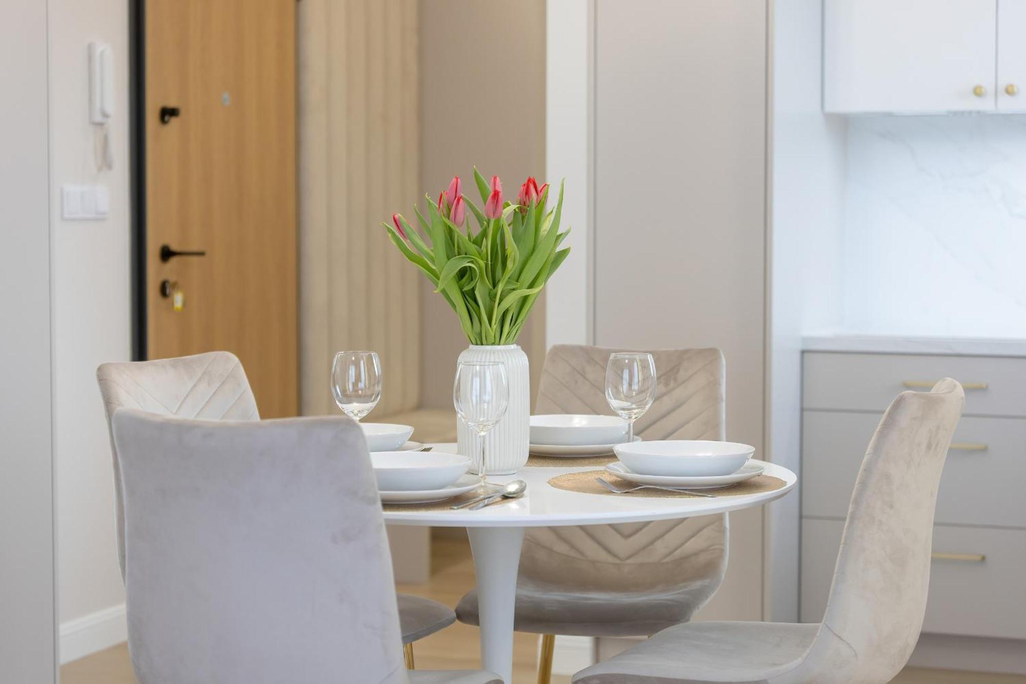 Stylish With Balcony 7th Floor By Renters Apartment