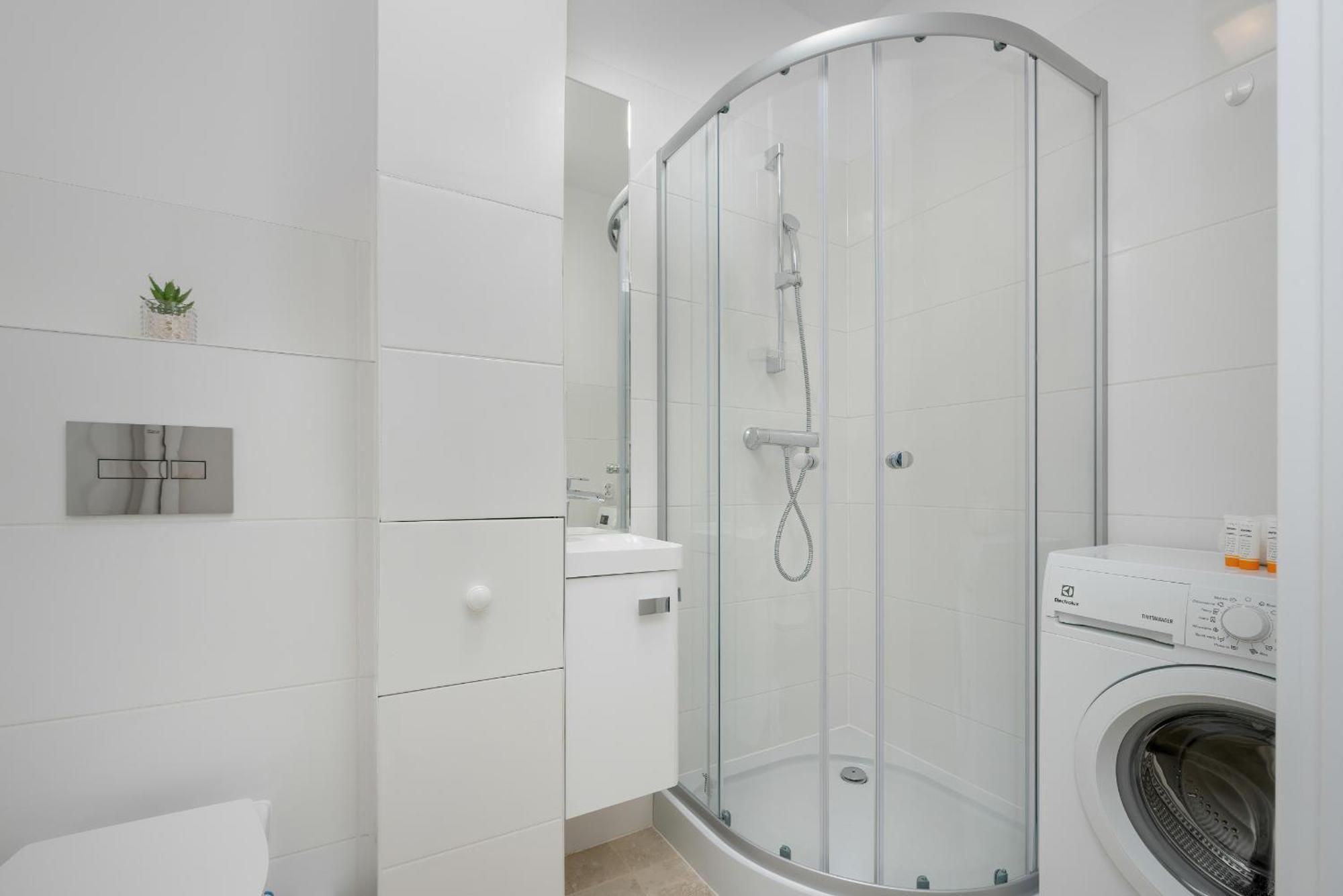 Beautiful & Bright Walowa With Balcony By Renters Apartment