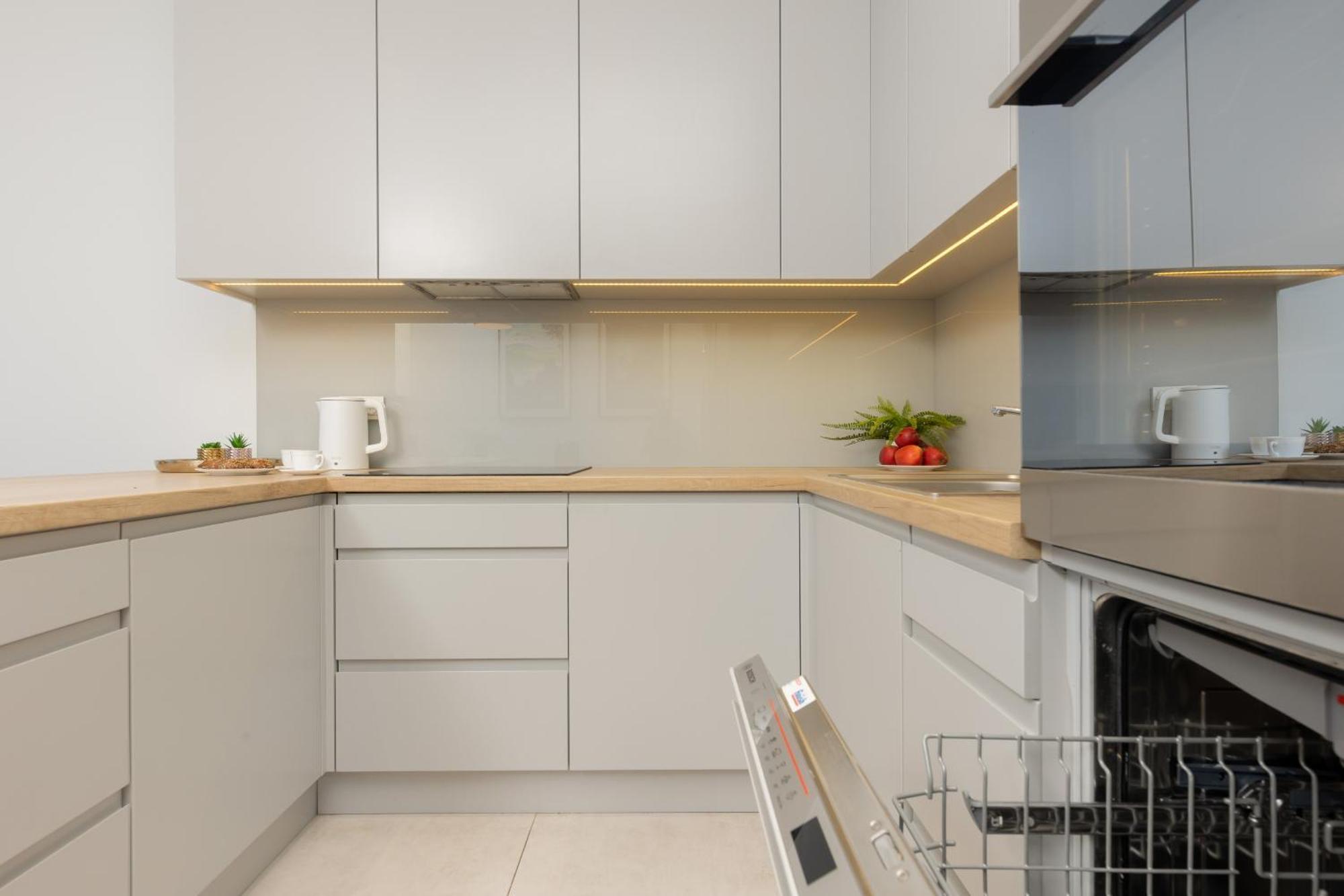 2 Bedroom Beautiful Surroundings Miedzyborska Street By Renters Apartamento