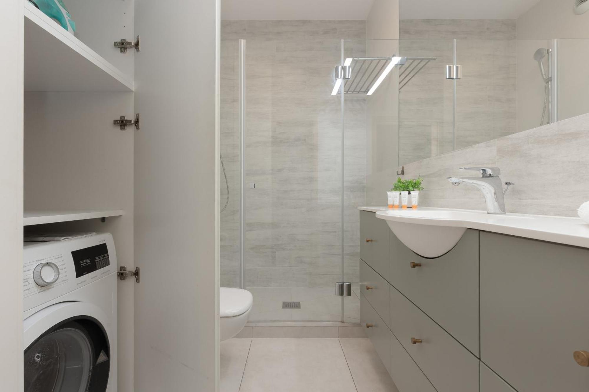 2 Bedroom Beautiful Surroundings Miedzyborska Street By Renters Apartamento Varsóvia