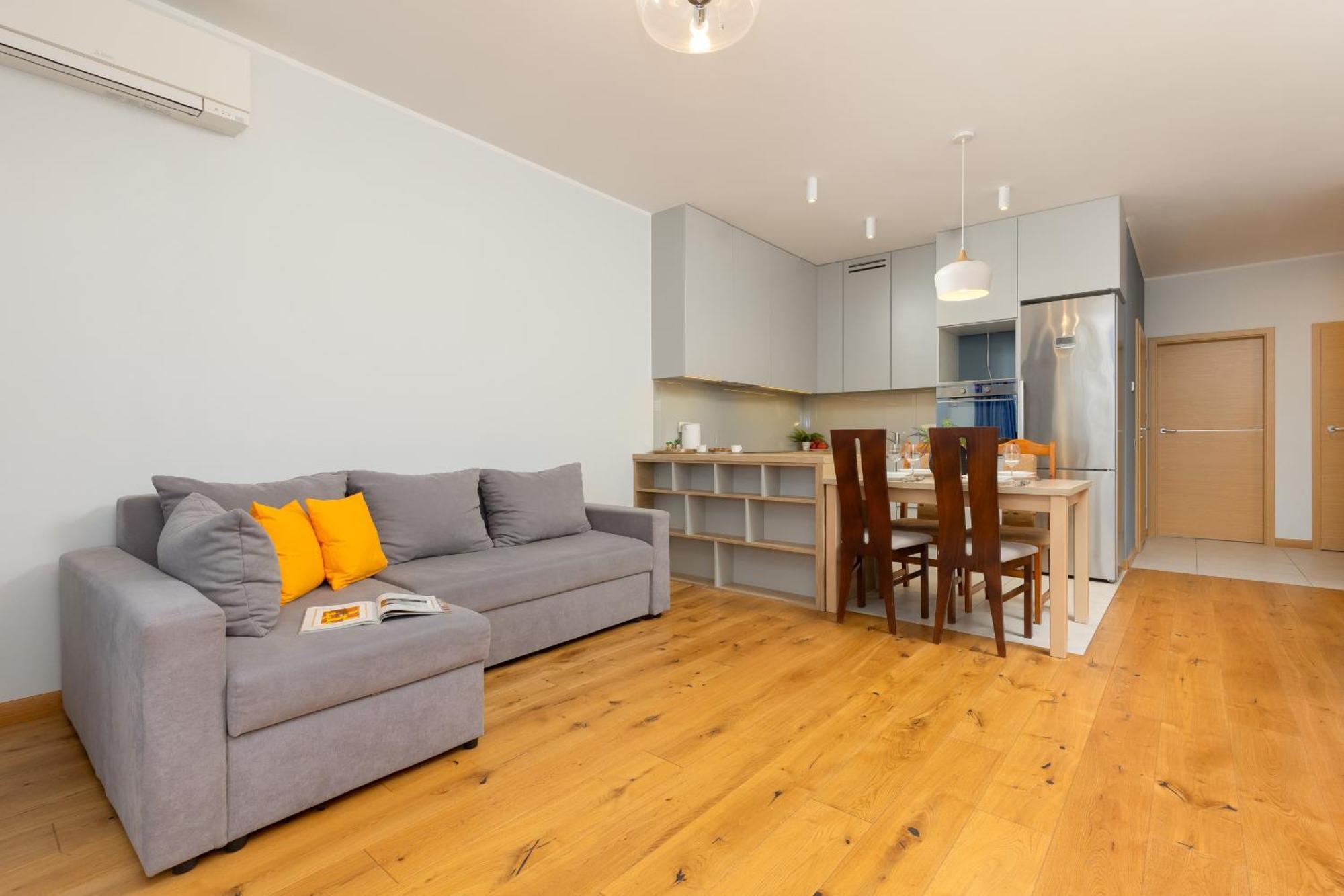2 Bedroom Beautiful Surroundings Miedzyborska Street By Renters Apartamento
