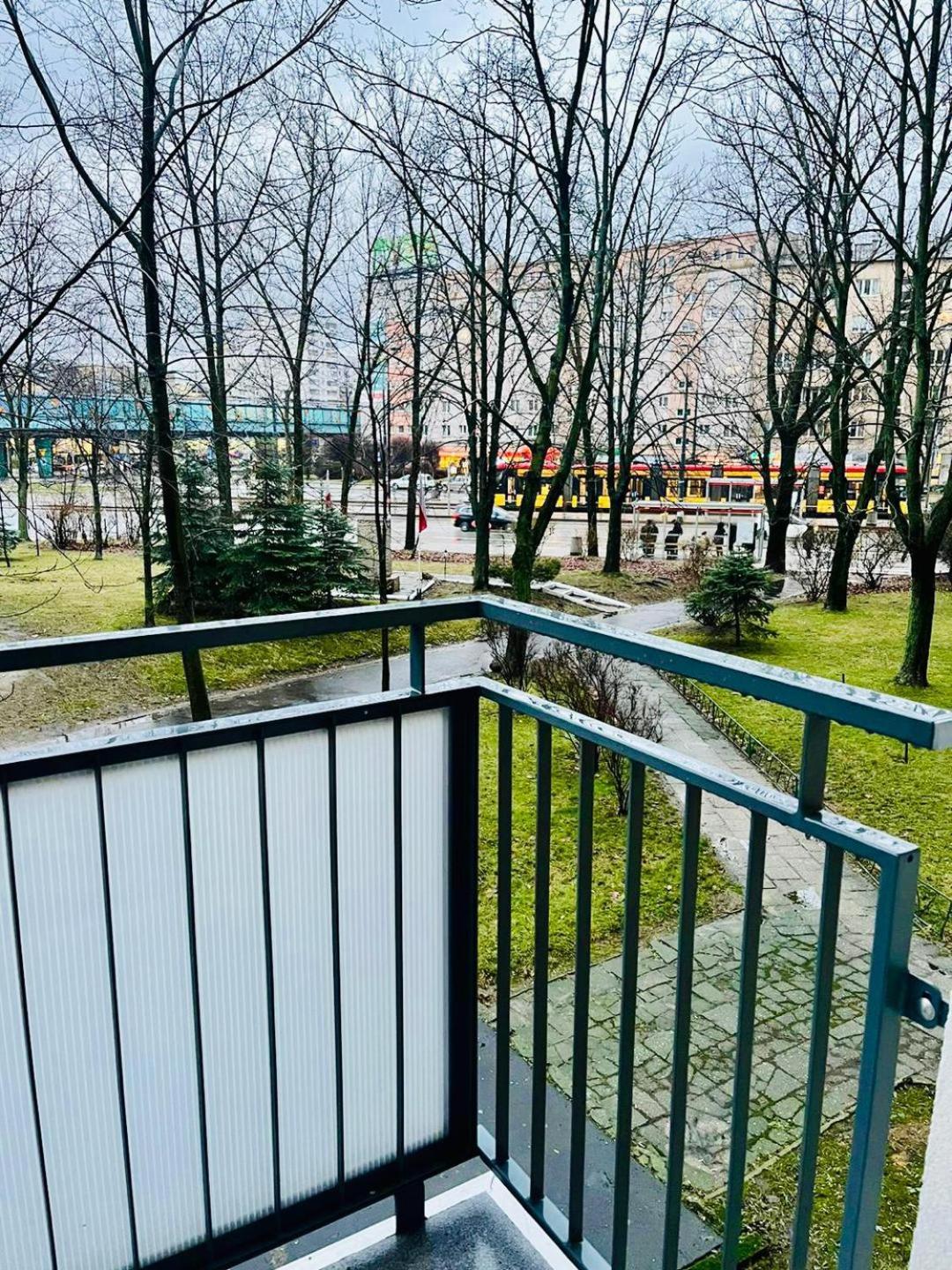 Apartment Workation, Centre, 4-5 Persons 3-4 Nights Offer, Nature Park Metro 1min , 15 Min Palac Kultury, Balcony, Quiet, Easy Parking Chroniony Warsaw