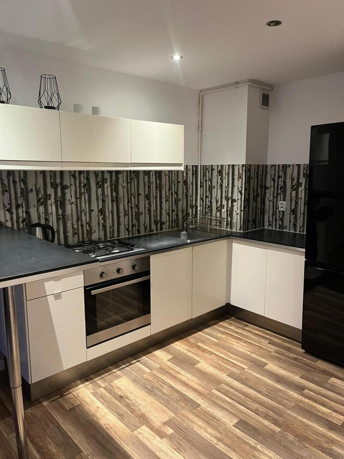 Workation, Centre, 4-5 Persons 3-4 Nights Offer, Nature Park Metro 1min , 15 Min Palac Kultury, Balcony, Quiet, Easy Parking Chroniony Apartment Warsaw